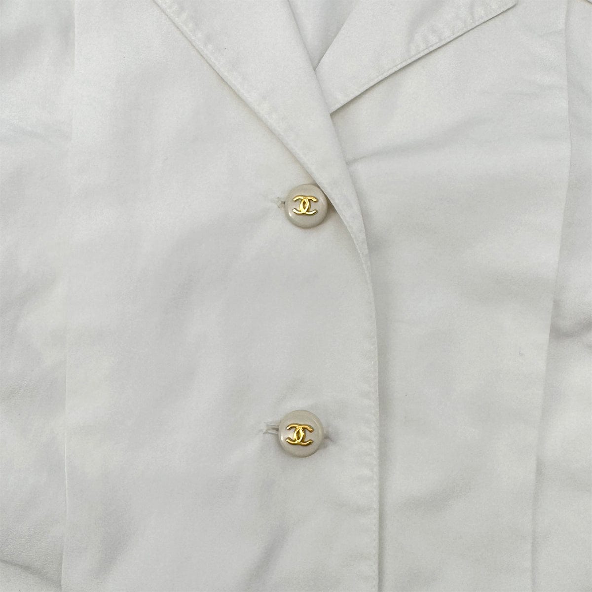 Luxury Promise Japan CHANEL VINTAGE COCO BUTTON FRONT SHORT SLEEVE BLOUSE WHITE GOLD COTTON RTW 90286880