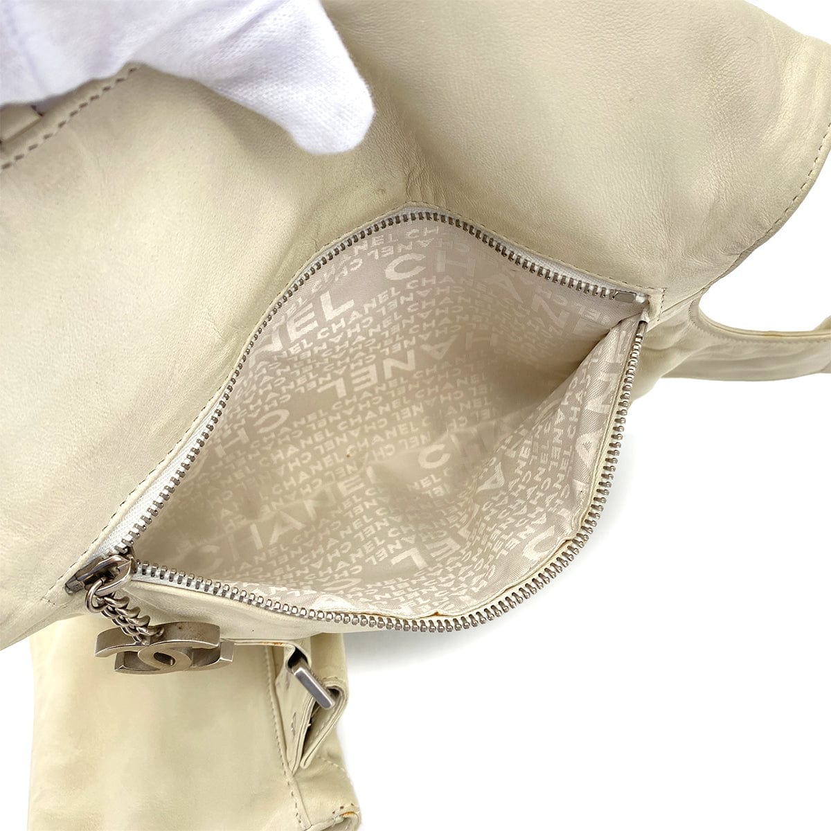 Luxury Promise Japan CHANEL VINTAGE COCOMARK RUNWAY FALL 2003 COLLECTION MATELASSE BODY BAG WHITE LAMB SKIN 90284561