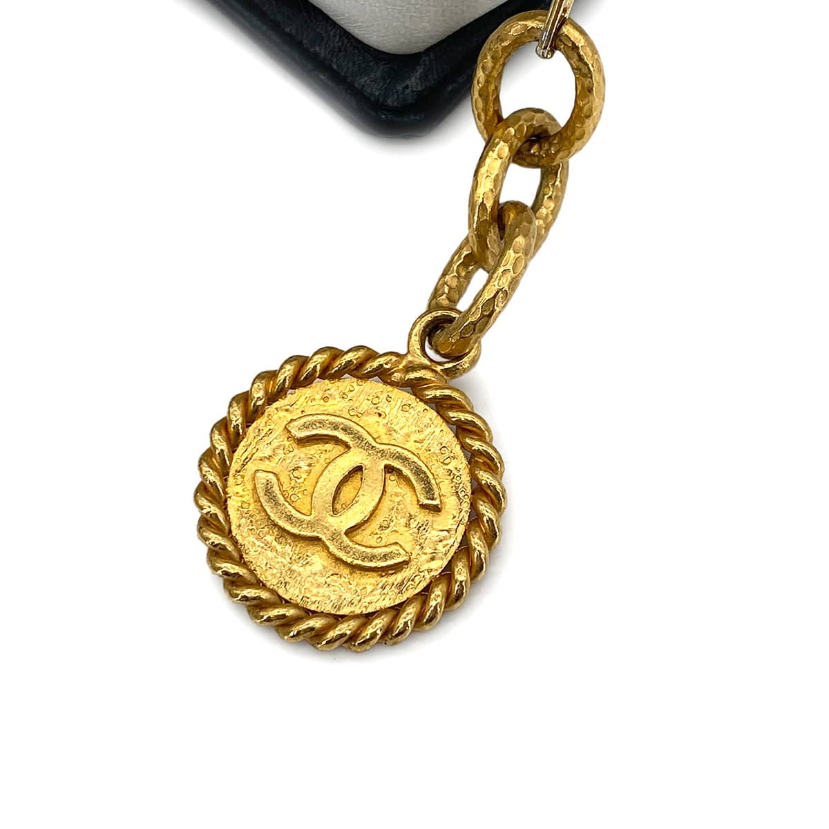 Luxury Promise Japan CHANEL VINTAGE MATELASSE CHAIN SHOULDER BAG WHITE BLACK LAMB SKIN 90301637