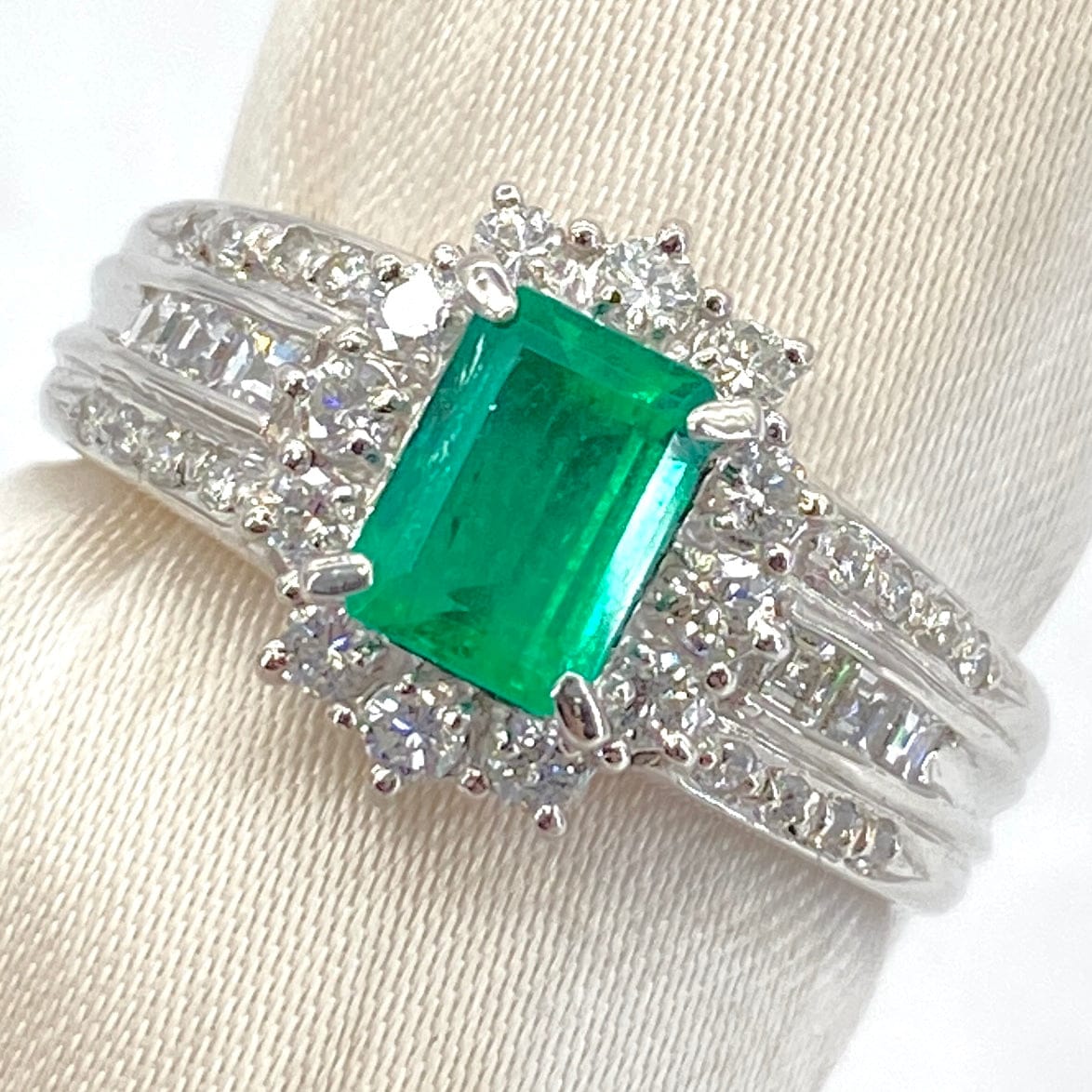 Luxury Promise Japan Ring Emarald 0.87 Diamond 0.56 9 g 2700039635089