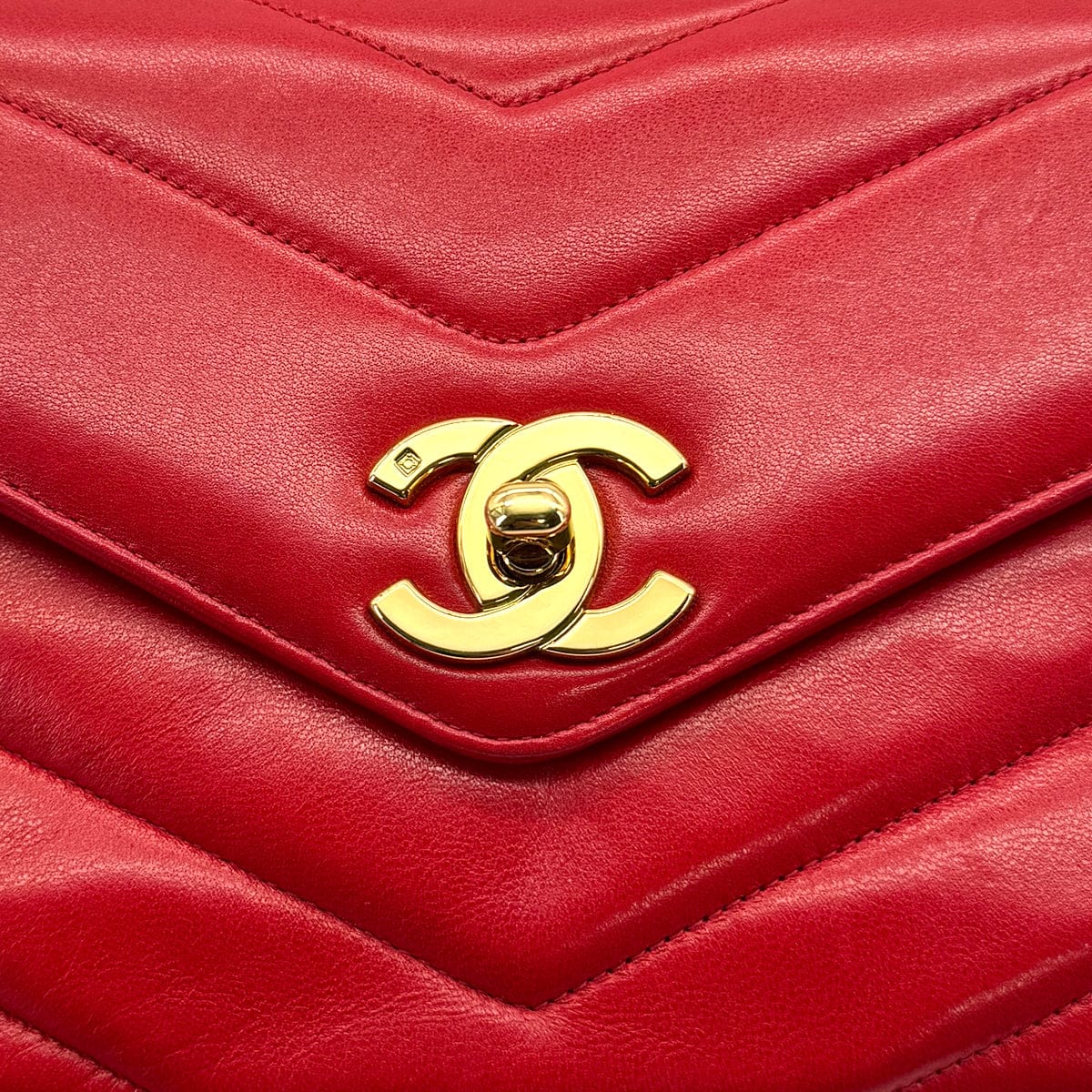 Luxury Promise Japan VINTAGE CHANEL CHEVRON V STITCH CHAIN SHOULDER BAG RED LAMB SKIN GOLD HARDWARE 90321155