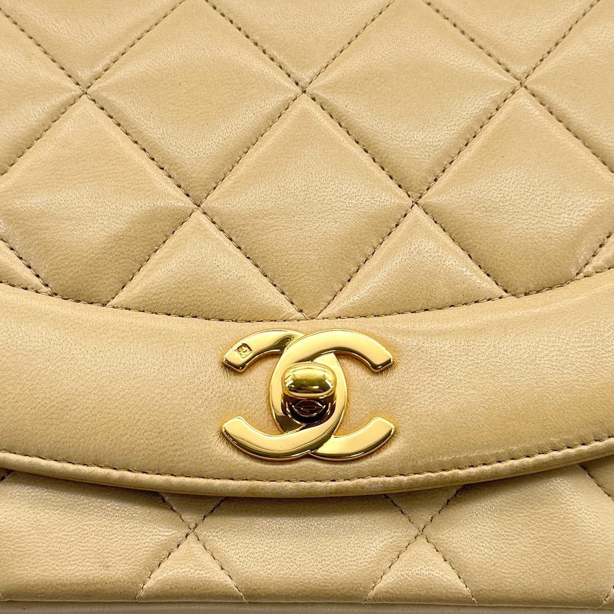 Luxury Promise Japan VINTAGE CHANEL DIANA SMALL CHAIN SHOULDER BAG BEIGE LAMB SKIN GOLD HARDWARE 90311961