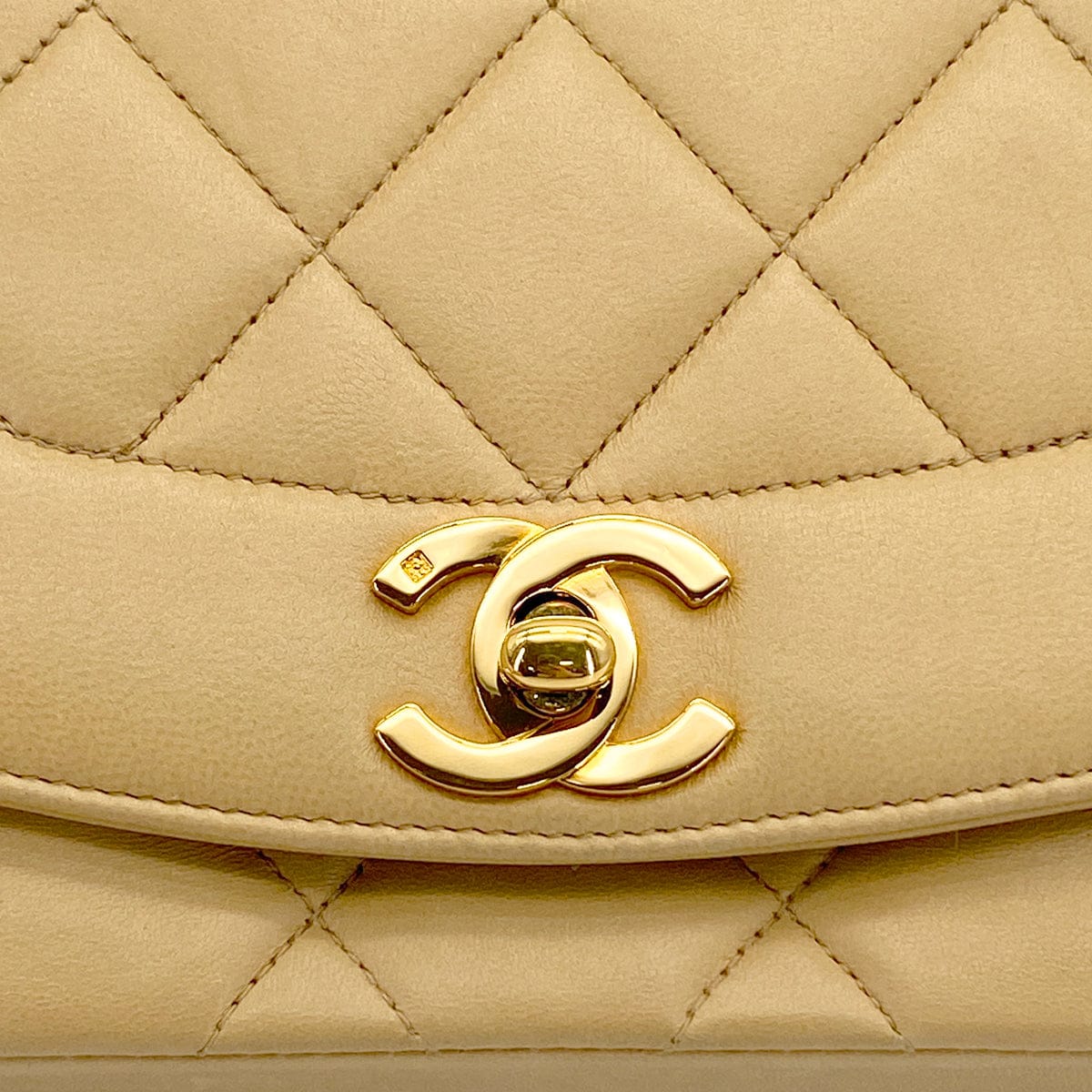 Luxury Promise Japan VINTAGE CHANEL DIANA SMALL CHAIN SHOULDER BAG BEIGE LAMB SKIN GOLD HARDWARE 90324844
