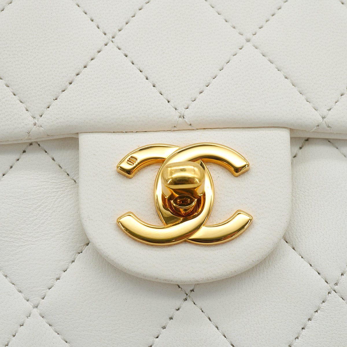 Luxury Promise Japan VINTAGE CHANEL MINI SQUARE 17 CHAIN SHOULDER BAG WHITE LAMB SKIN GOLD HARDWARE 90332914