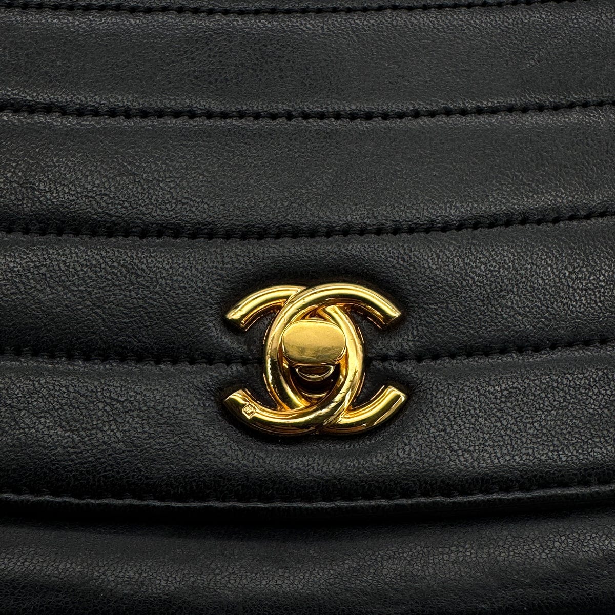 Luxury Promise Japan VINTAGE CHANEL WAVE STITCH CHAIN SHOULDER BAG BLACK LAMB SKIN GOLD HARDWARE 90324278