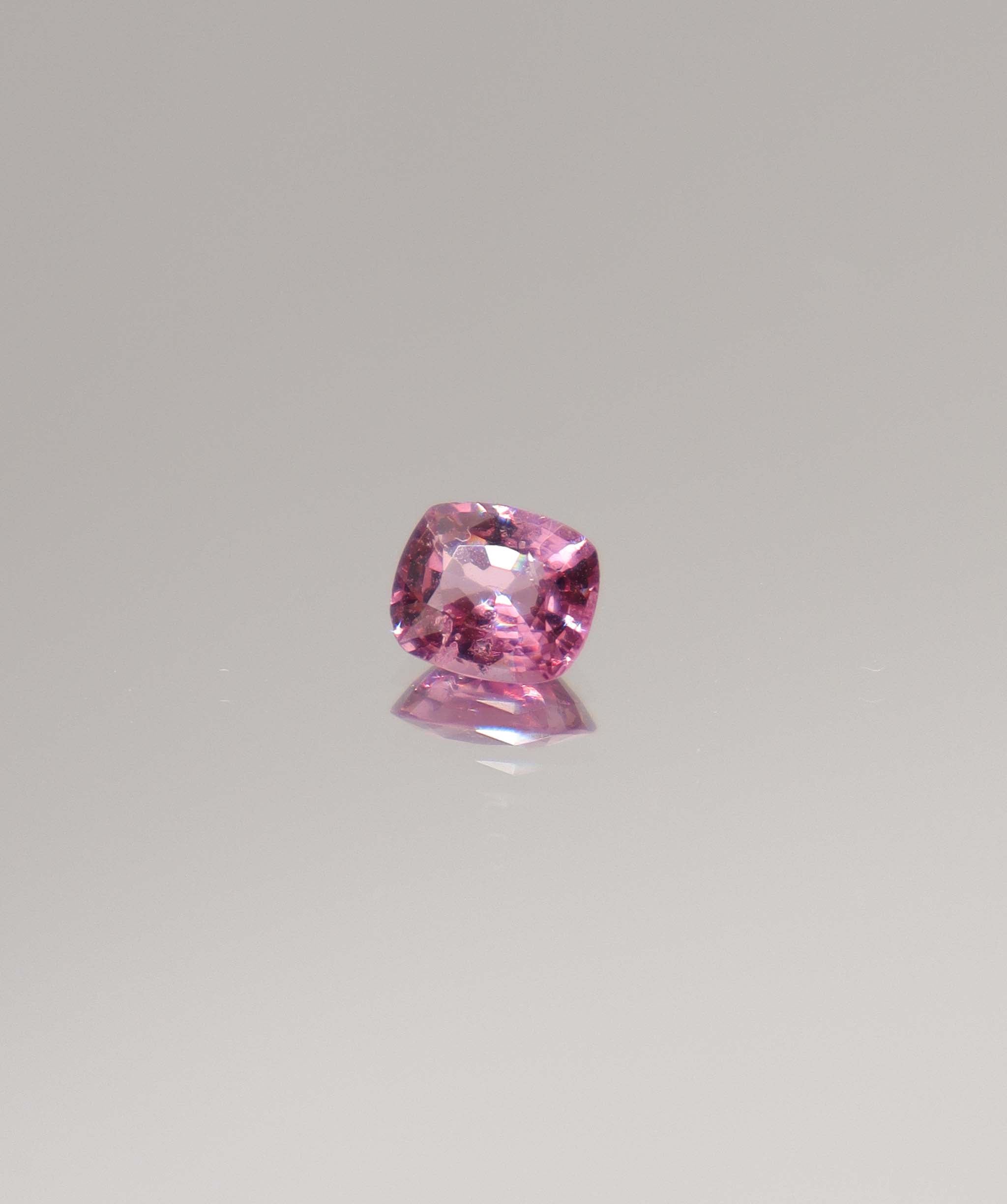 Luxury Promise 0.84cts orangy pink spinel DXBS4659