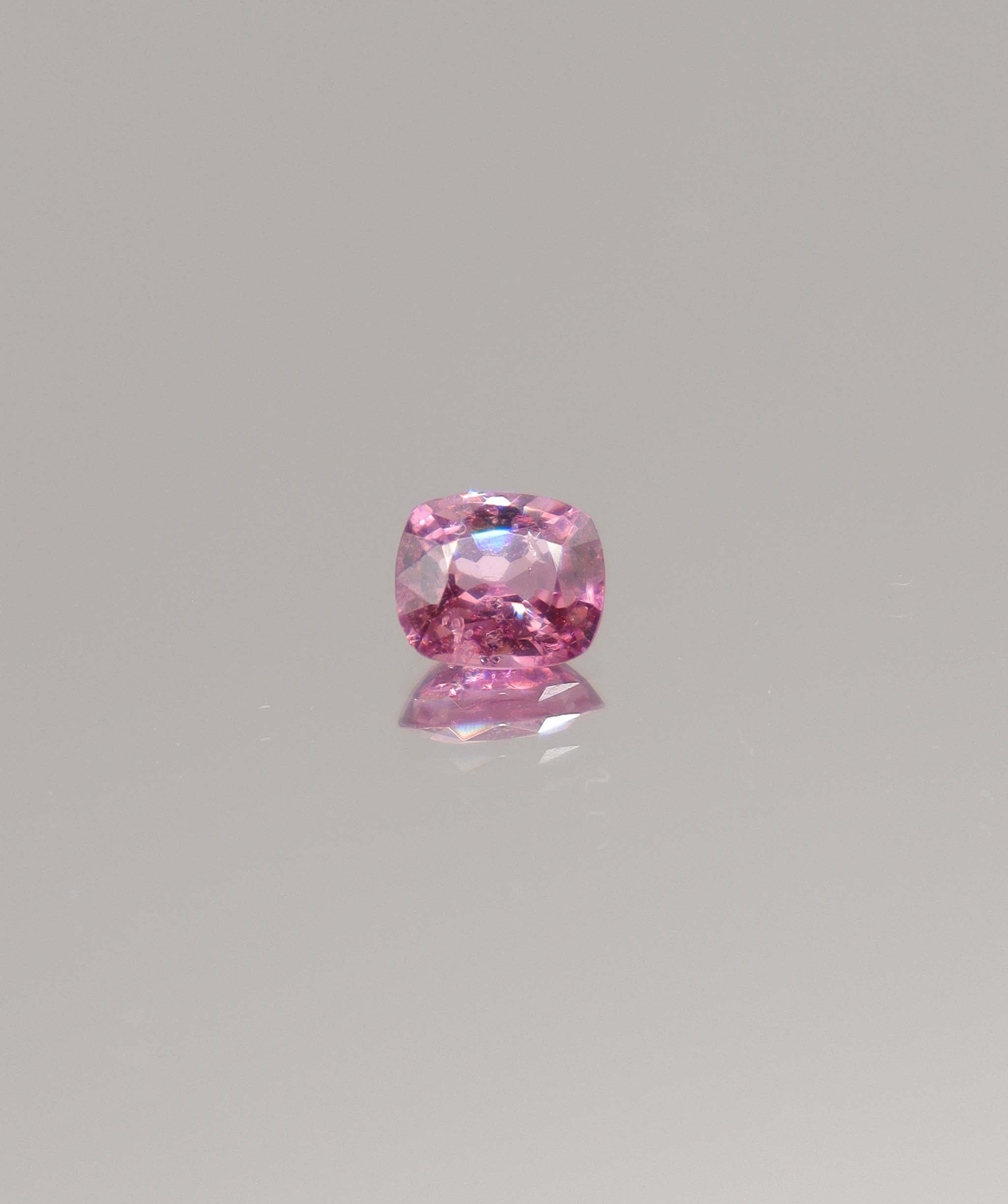 Luxury Promise 0.84cts orangy pink spinel DXBS4659
