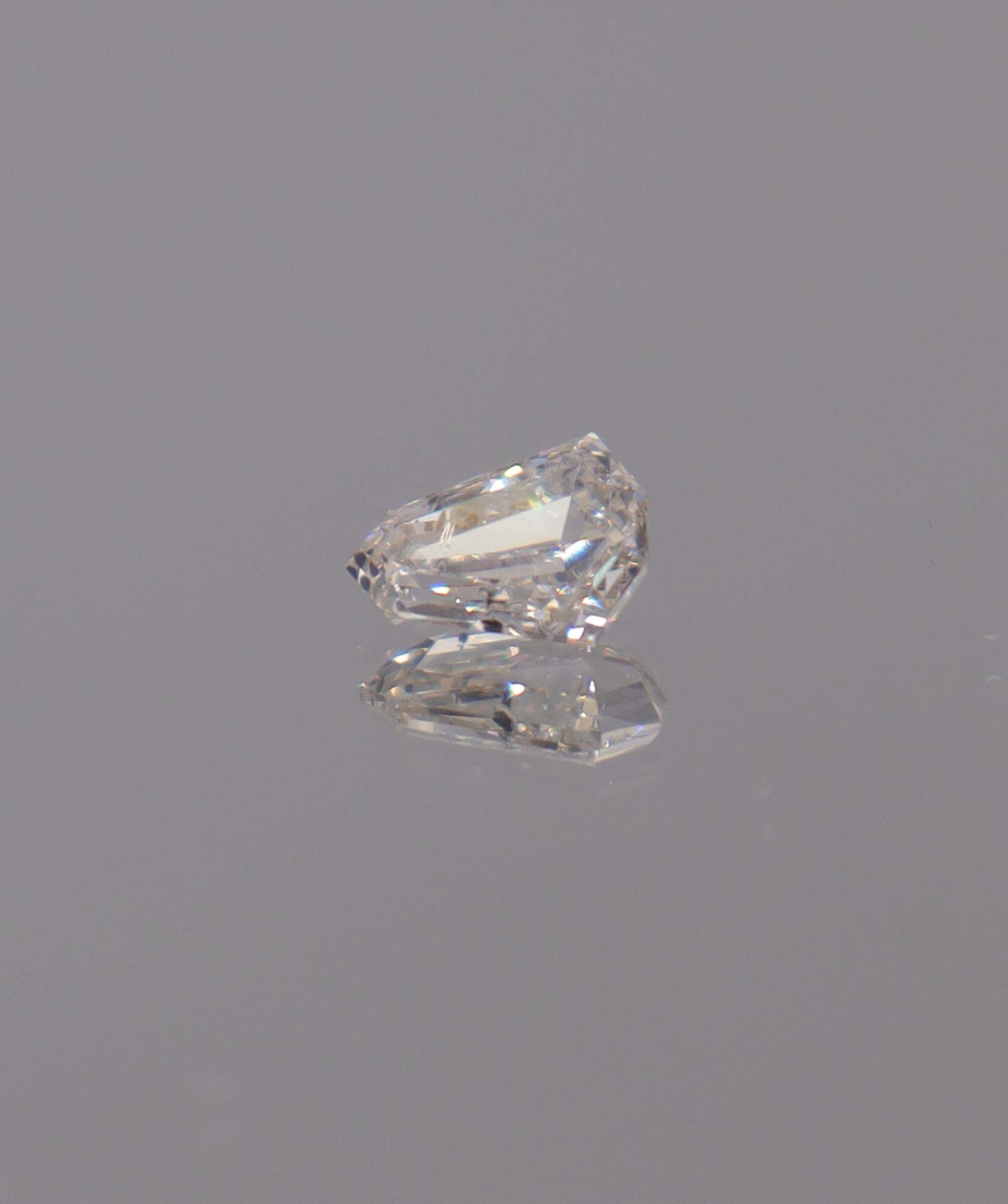 Luxury Promise 0.86CT GREENISH CHAMPAGNE ANTIQUE STEP-CUT DIAMOND DXBN0492