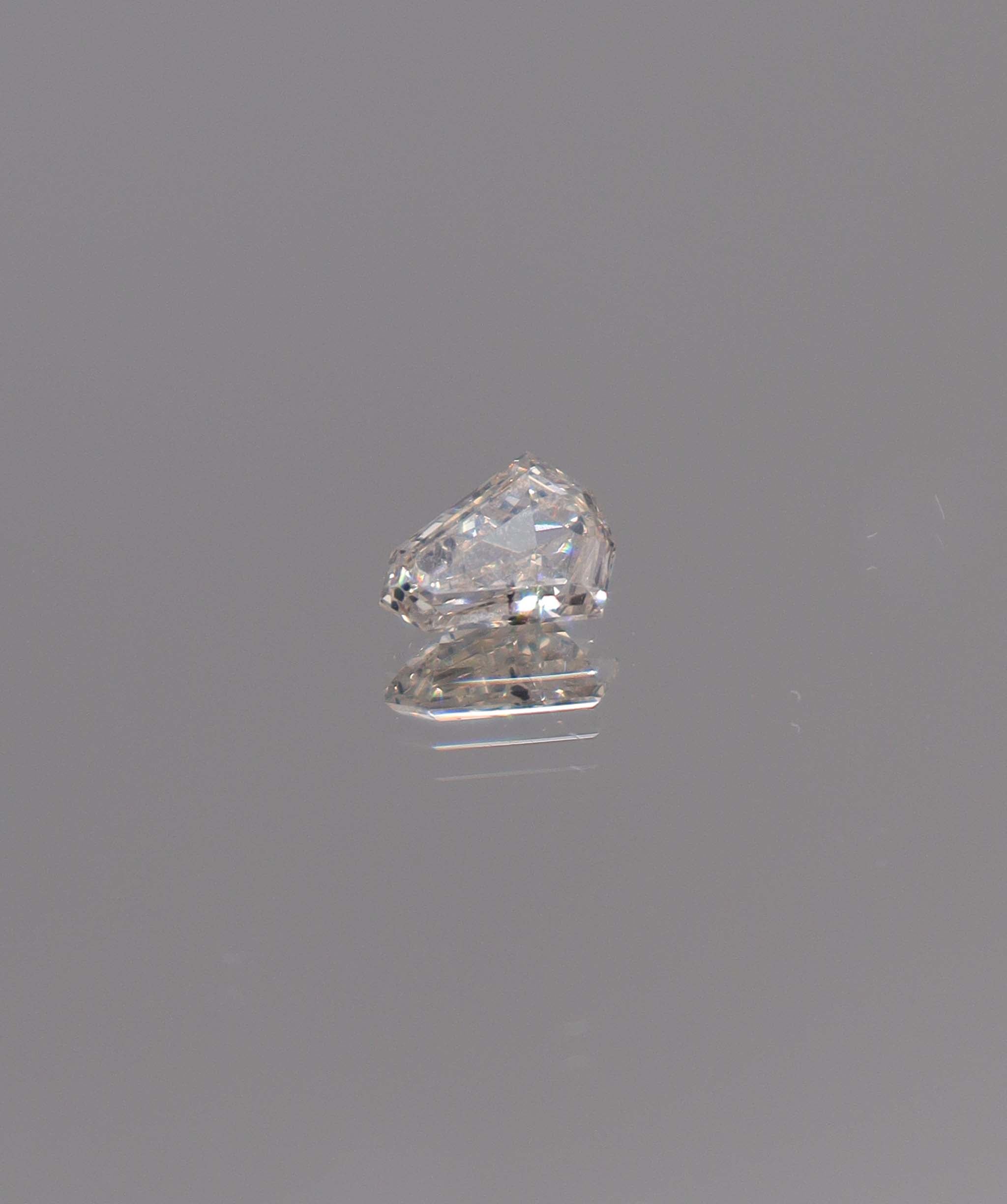 Luxury Promise 0.86CT GREENISH CHAMPAGNE ANTIQUE STEP-CUT DIAMOND DXBN0492