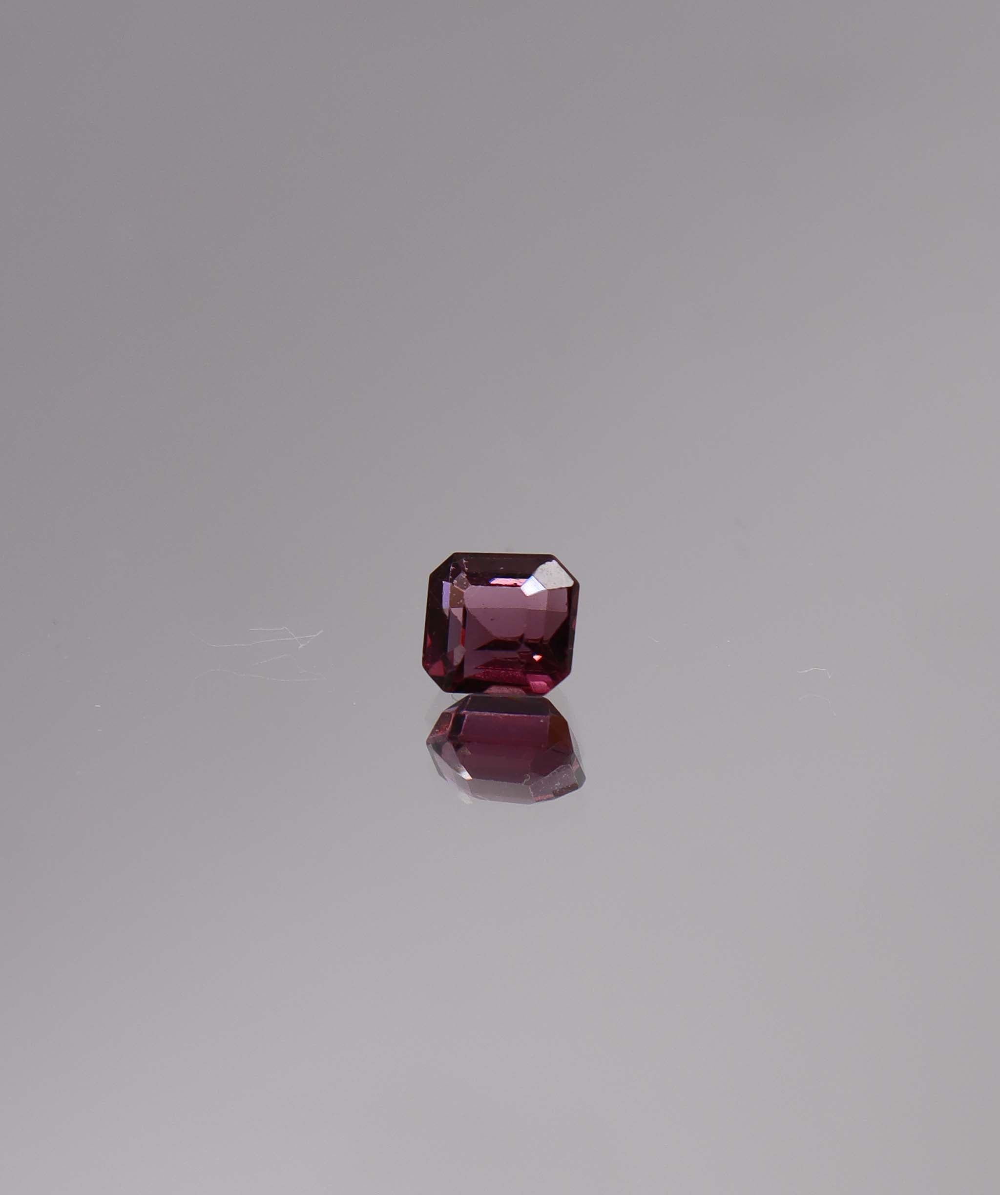 Luxury Promise 0.97ct Raspberry Spinel Square Cut
( Assher) DXBCS1569
