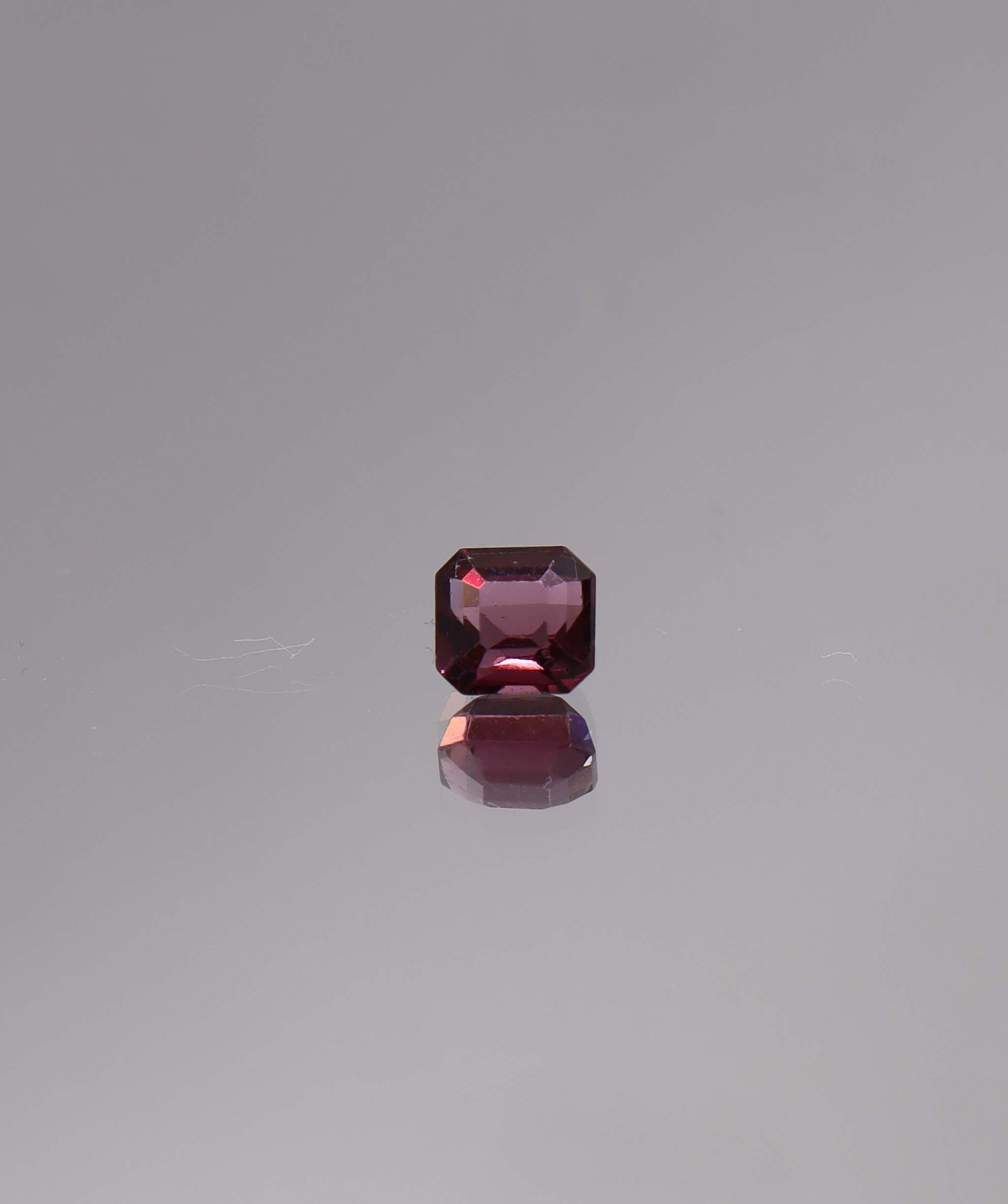 Luxury Promise 0.97ct Raspberry Spinel Square Cut
( Assher) DXBCS1569