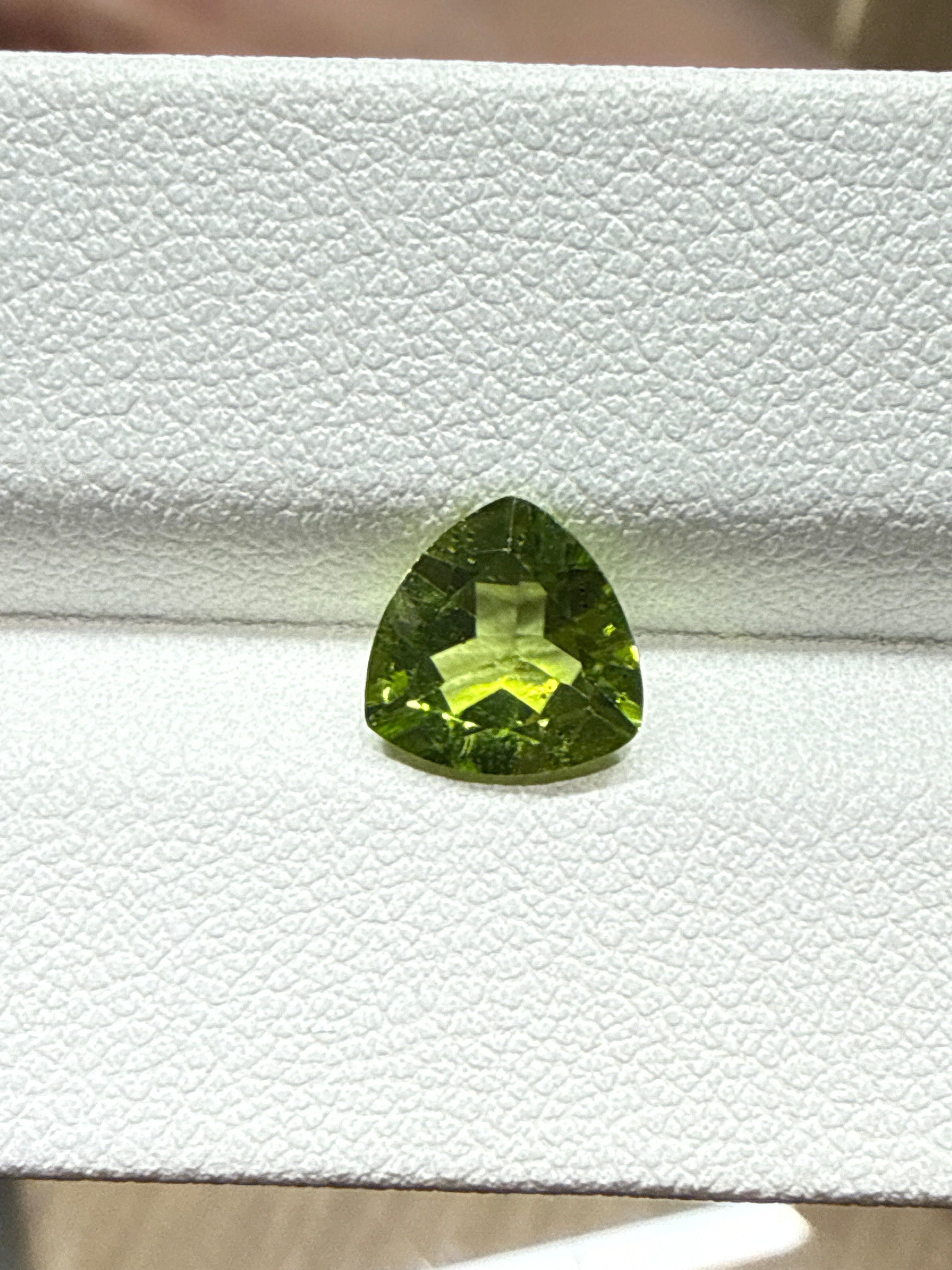 Luxury Promise 1.69ct Peridot Trillion DXBCS0059