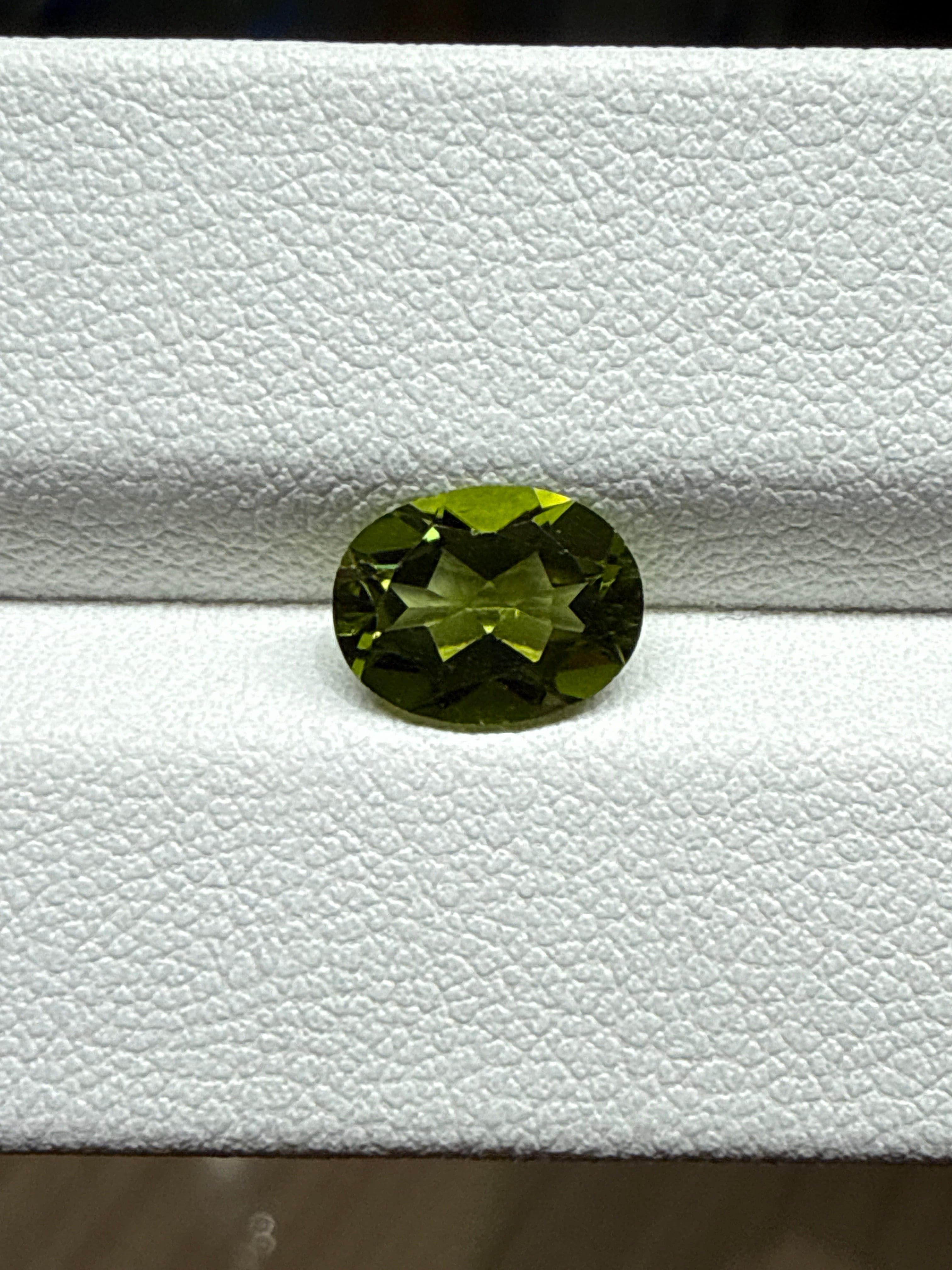 Luxury Promise 1.82ct Peridot Oval DXBCS0053