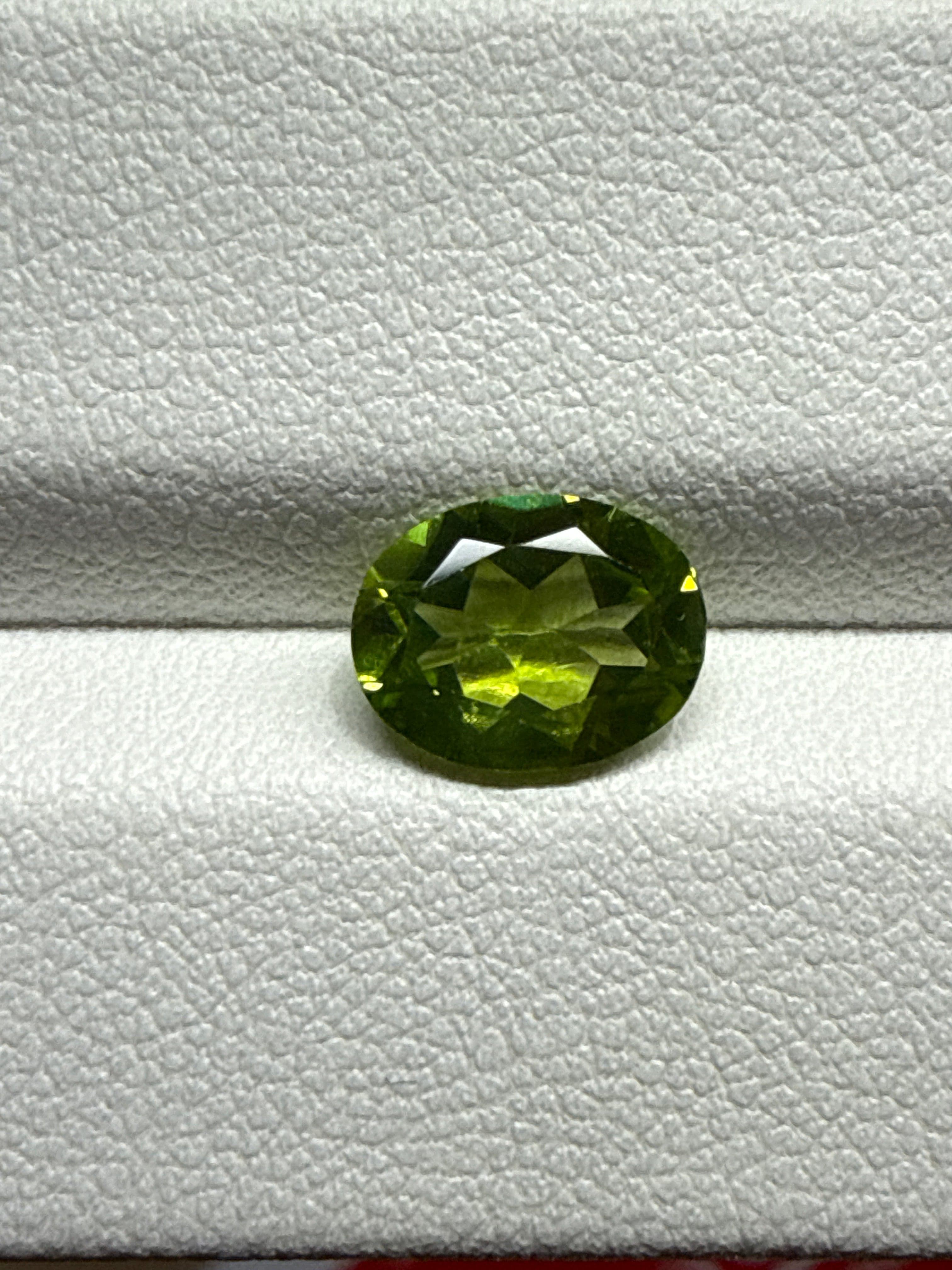 Luxury Promise 1.88ct Peridot Oval DXBCS0048