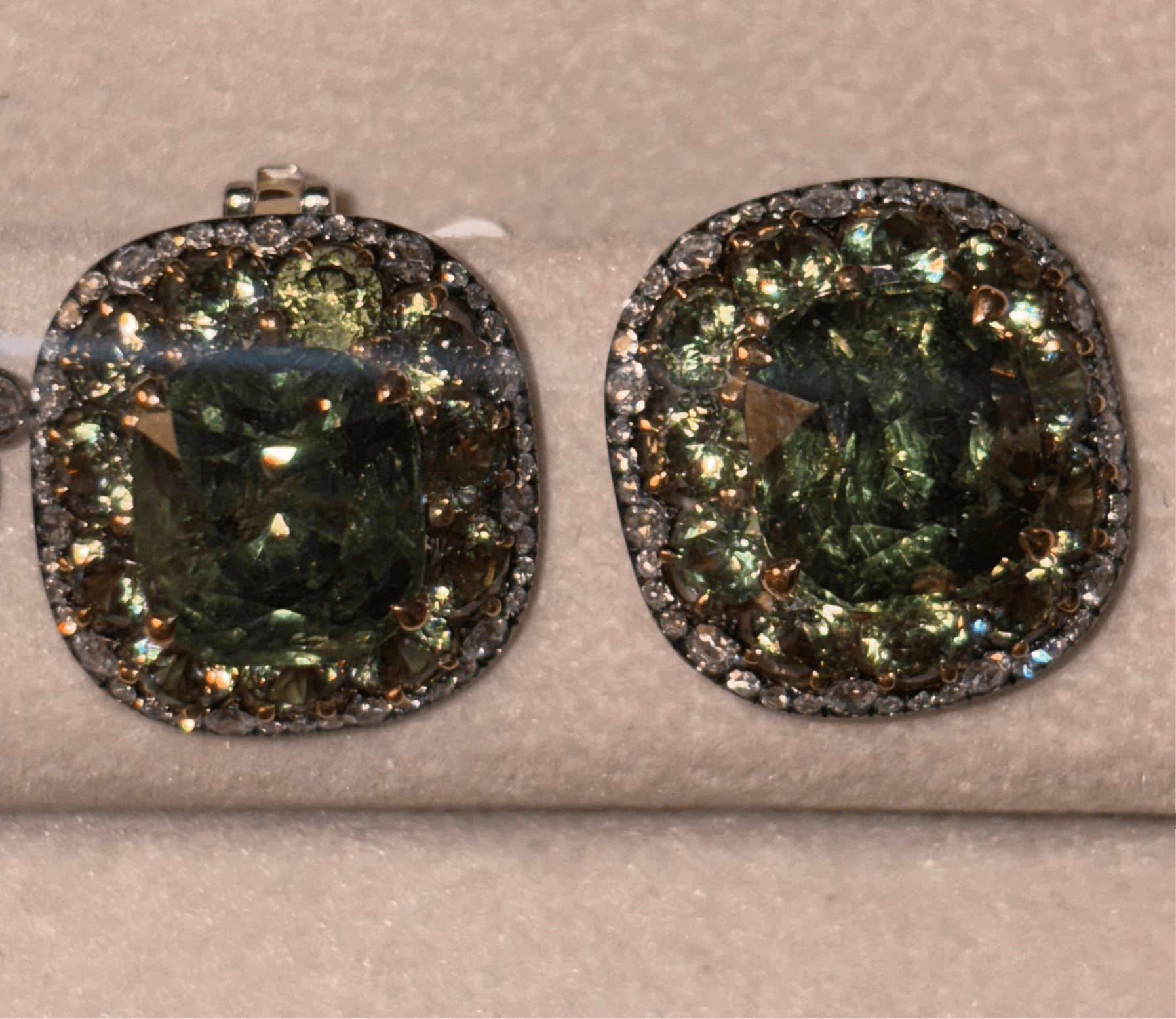 Luxury Promise 18K EARRINGS Pink GoldDemantoid 11.11 ct / 2 pcsDemantoid 4.87 ct / 22 pcsDiamonds 0.68 ct / 88 pcs E14141