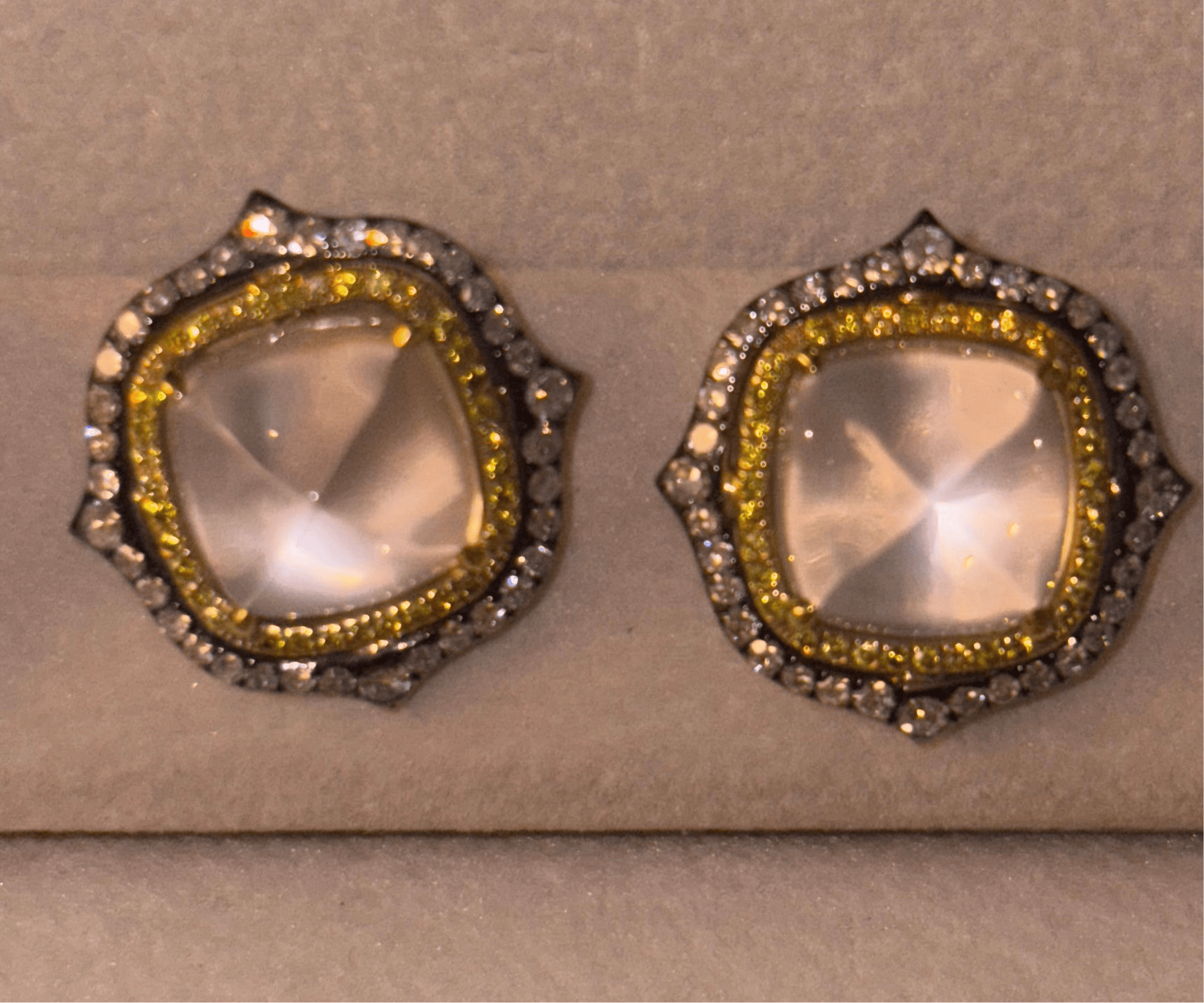 Luxury Promise 18K EARRINGS Yellow GoldMoonstone 10.15 ct / 2 pcsDiamonds 0.88 ct / 140 pcs E1572