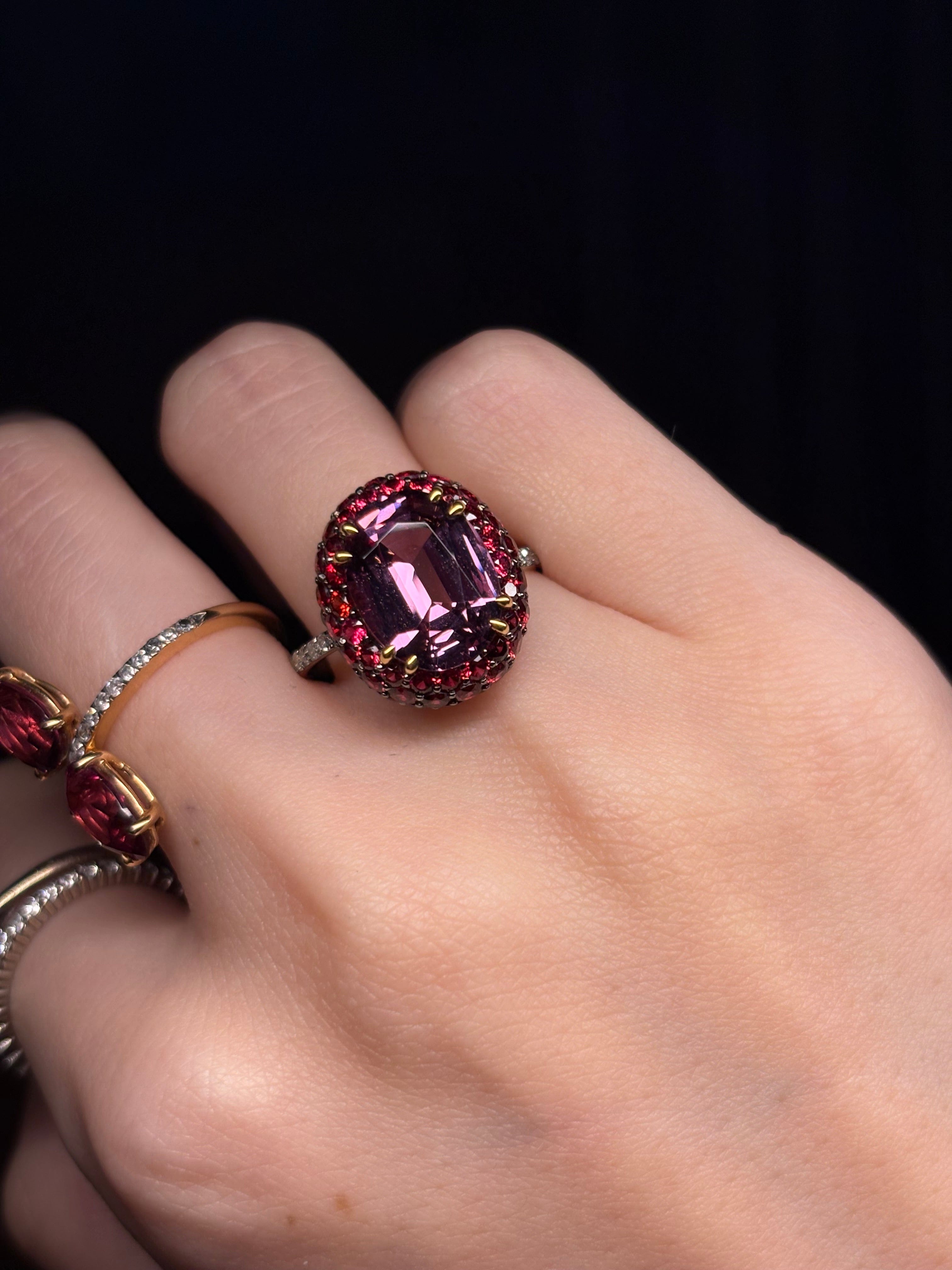 Luxury Promise 18K RING White and Pink GoldSpinel 4.78 ctRed Spinel 2.63 ct / 78 pcsDiamonds 0.12 ct / 12 pcs R13275