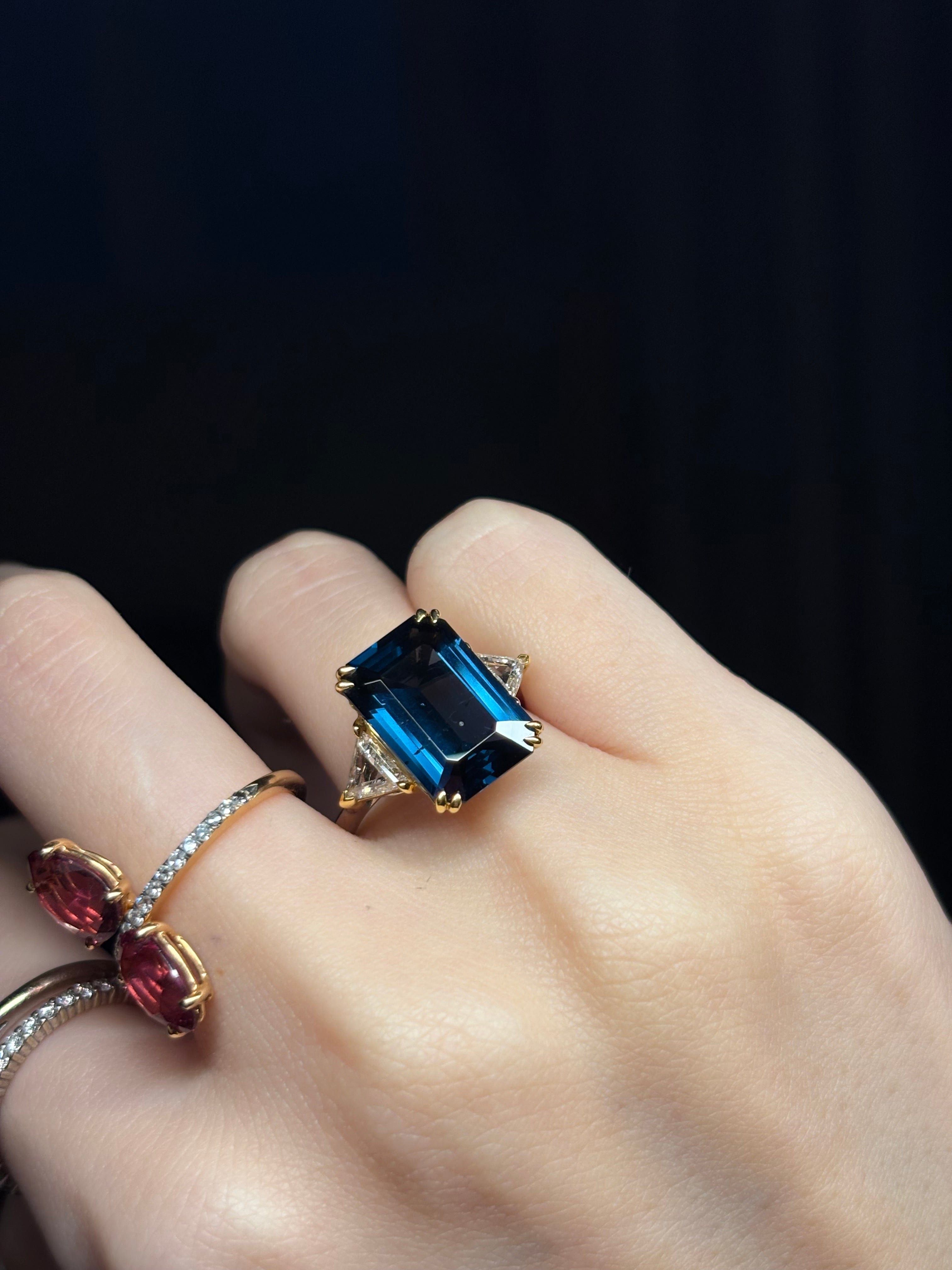 Luxury Promise 18K RING White and Yellow GoldBlue Spinel 6.21 ctTriangle cut Diamonds 0.65 ct / 2 pcsBlue Spinel 5.79 ct / 2 pcs R12264