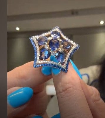 Luxury Promise 18K RING Yellow GoldIolite 4.42 ct / 6 pcsBlue Sapphire 0.60 ct / 60 pcsDiamonds 0.78 ct / 70 pcs R1708