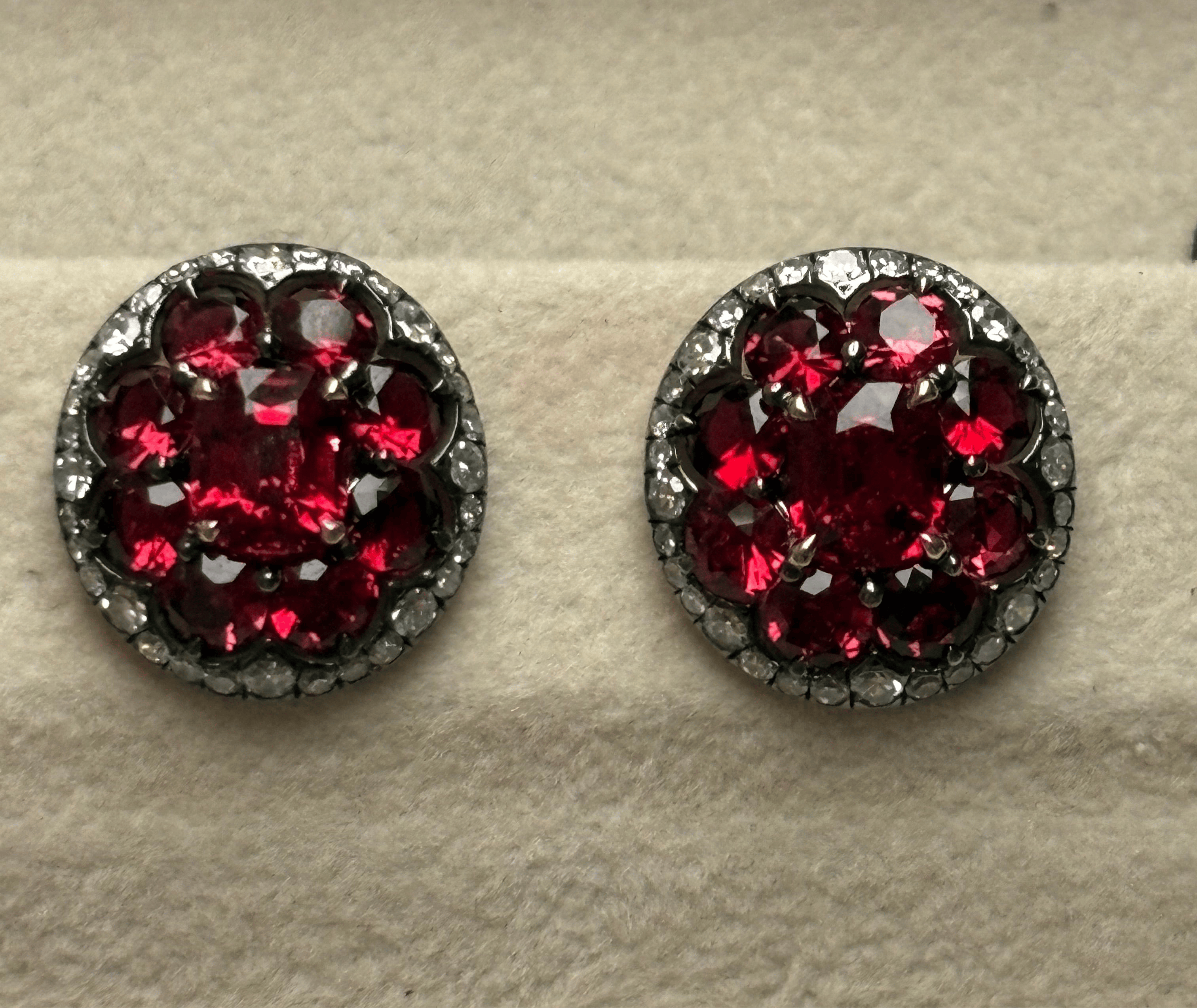 Luxury Promise 18K Yellow Gold Red Spinel 4.20 ct / 18 pcs Diamonds 0.62 ct / 64 pcs EARRING E1596