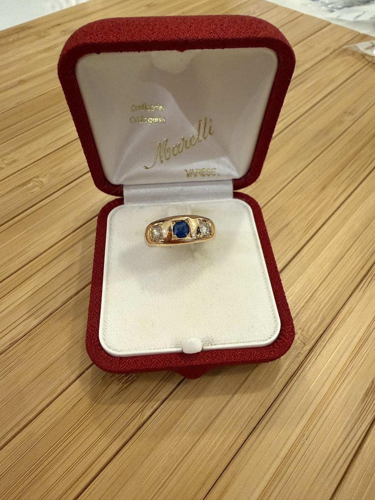 LUXURY PROMISE 18k YG Diamond and Sappire Gypsy ring AKC0700