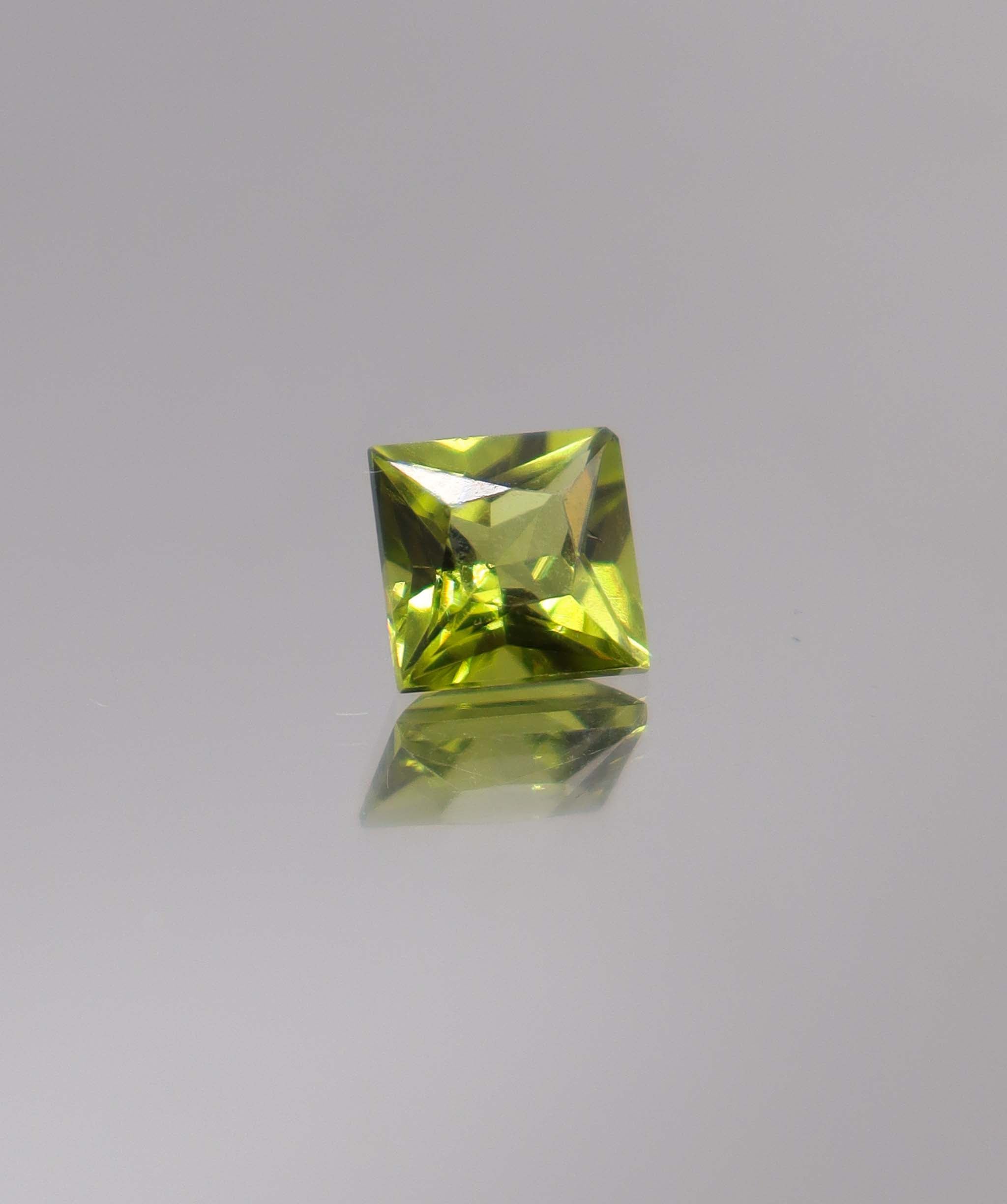 Luxury Promise 2.01ct Peridot Princess DXBCS0061