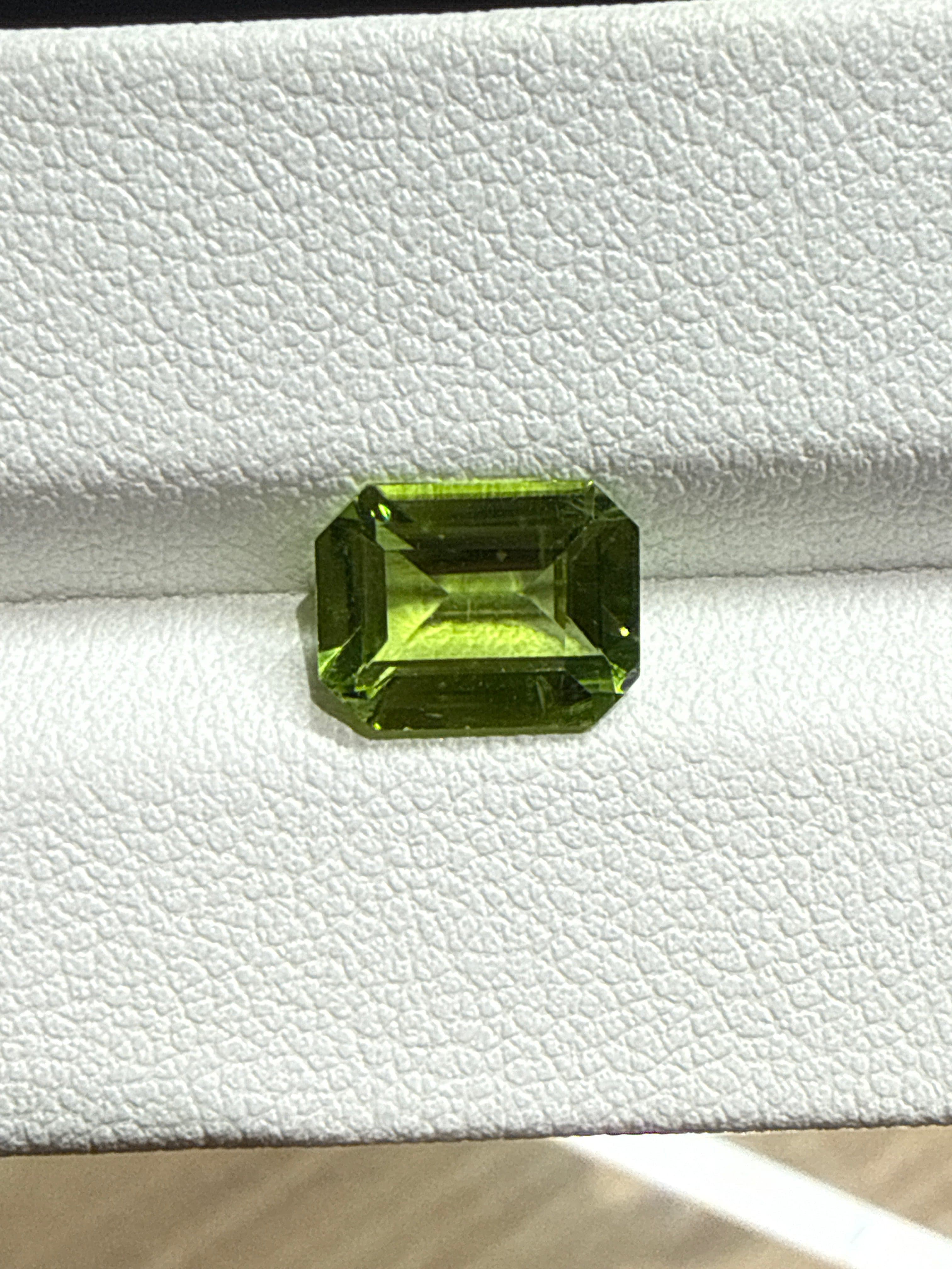 Luxury Promise 2.23ct Peridot Emerald DXBCS0040