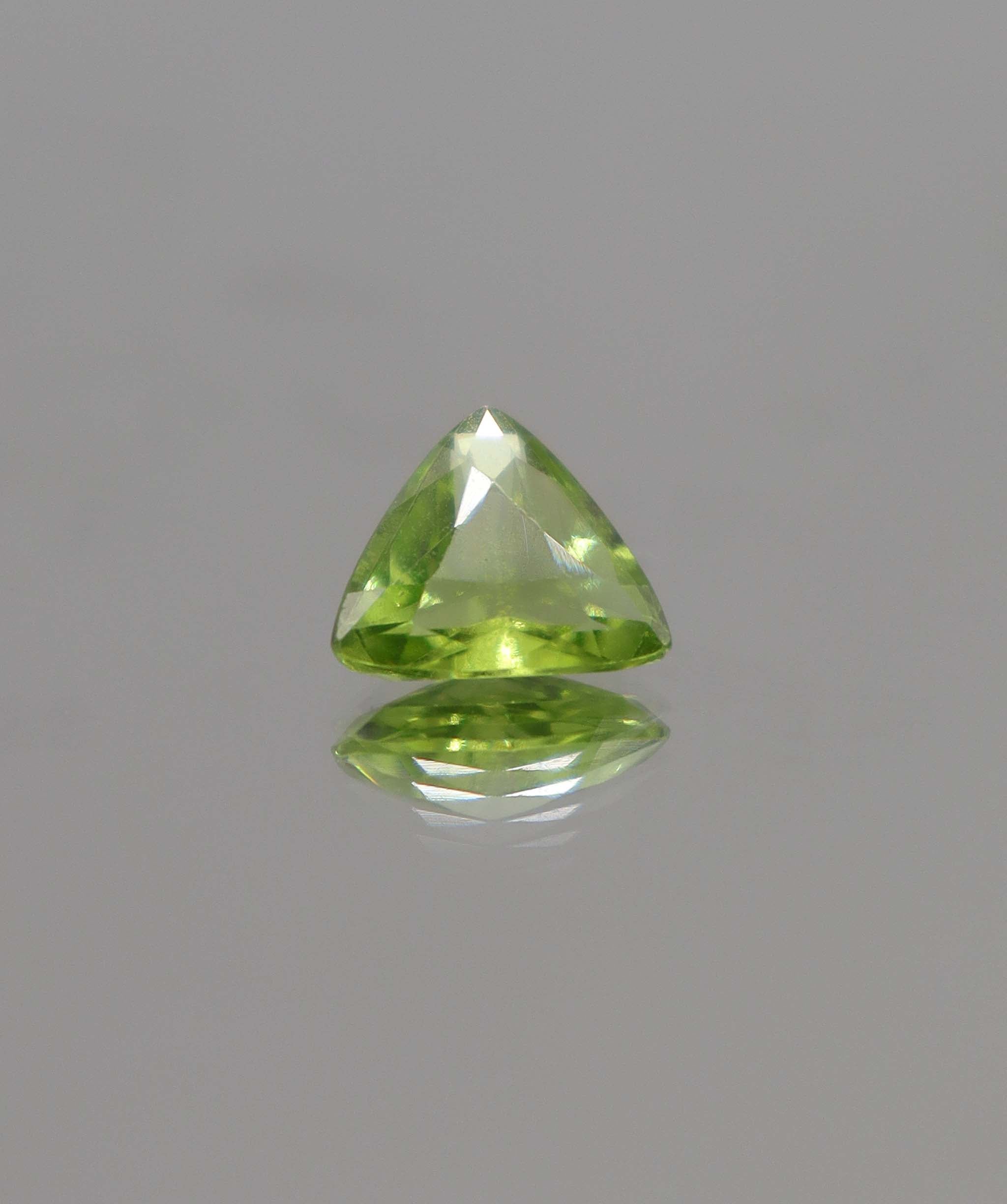 Luxury Promise 2.60ct Peridot* Trillion DXBCS0905