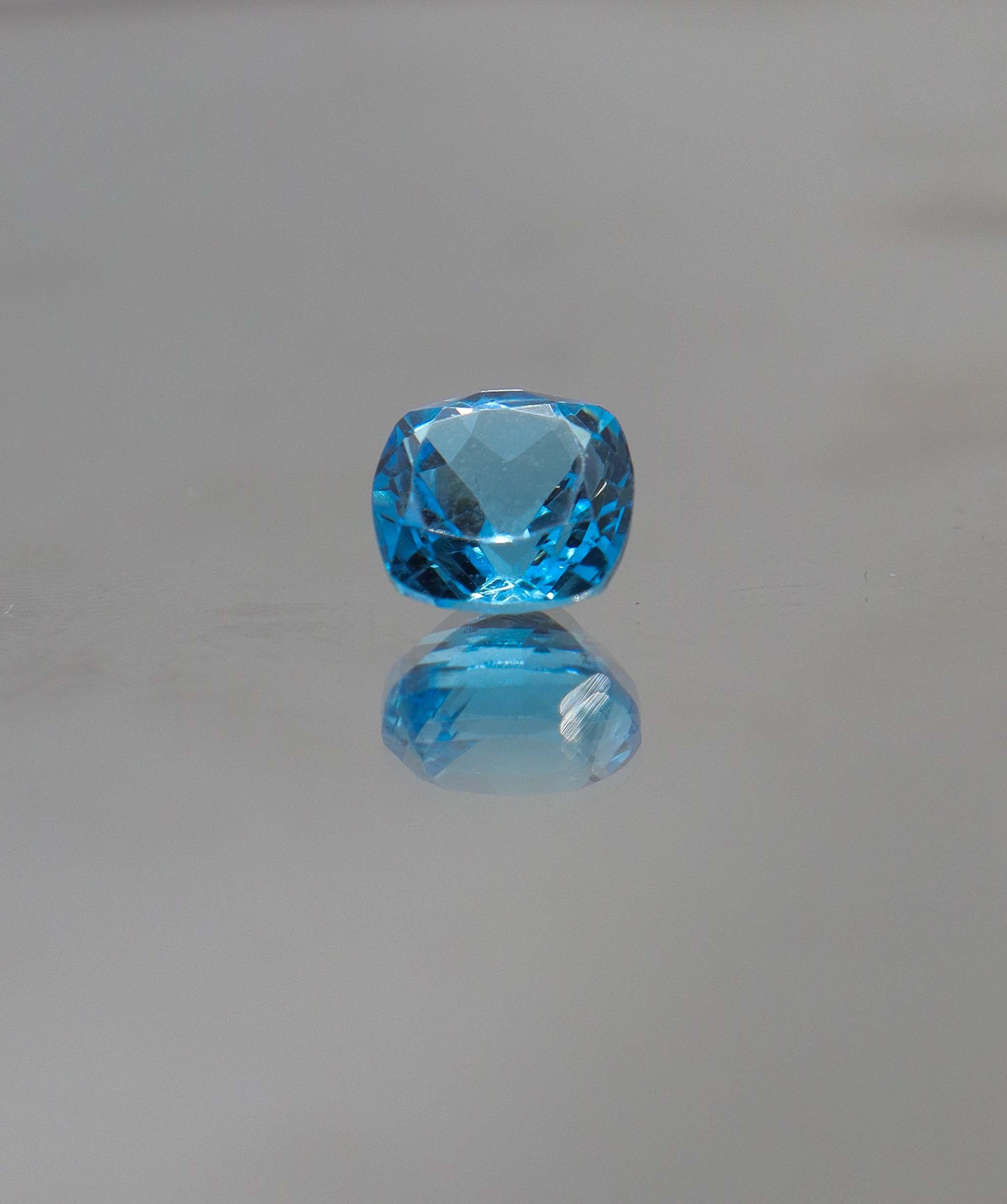 Luxury Promise 2.84 carat Swiss Topaz 18 DXBS5156