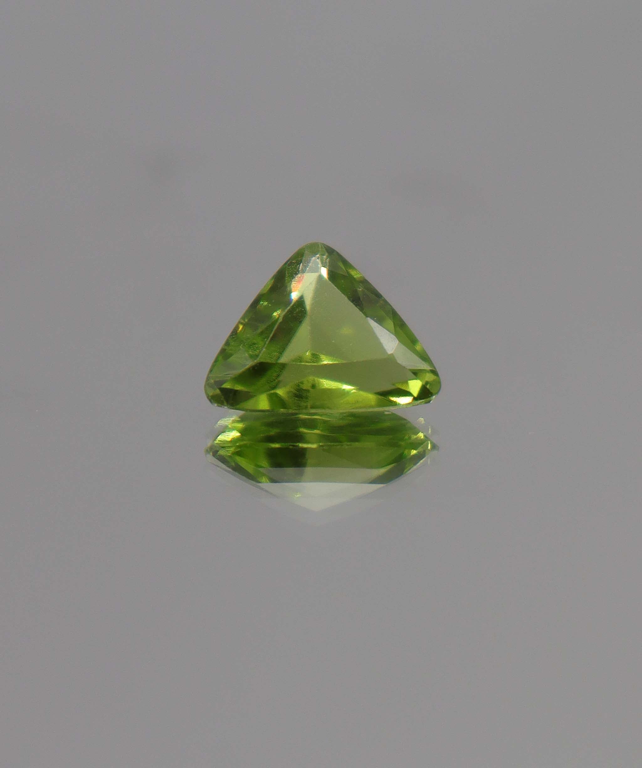 Luxury Promise 3.50ct Peridot* Trillion DXBCS0904