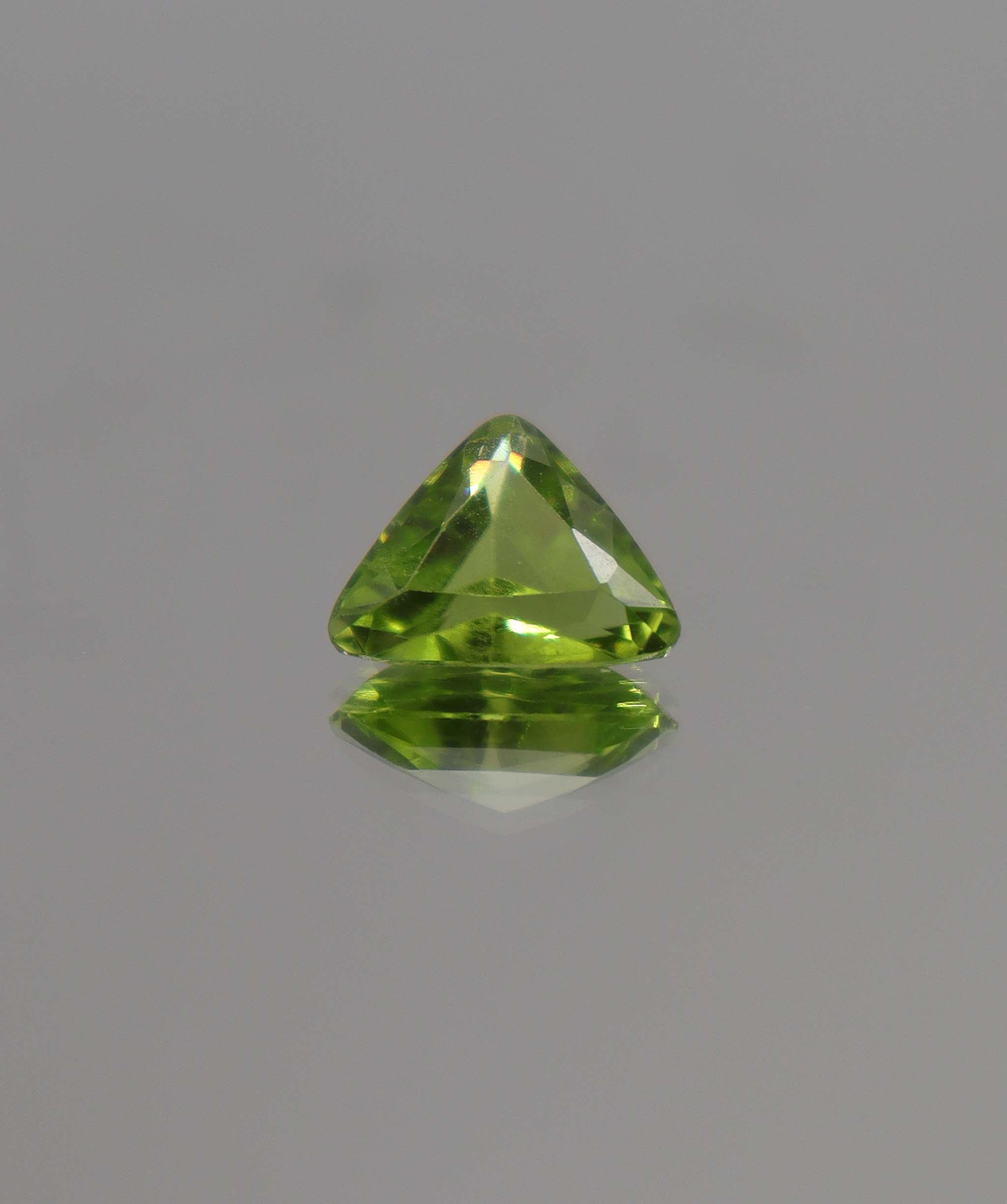 Luxury Promise 3.50ct Peridot* Trillion DXBCS0904