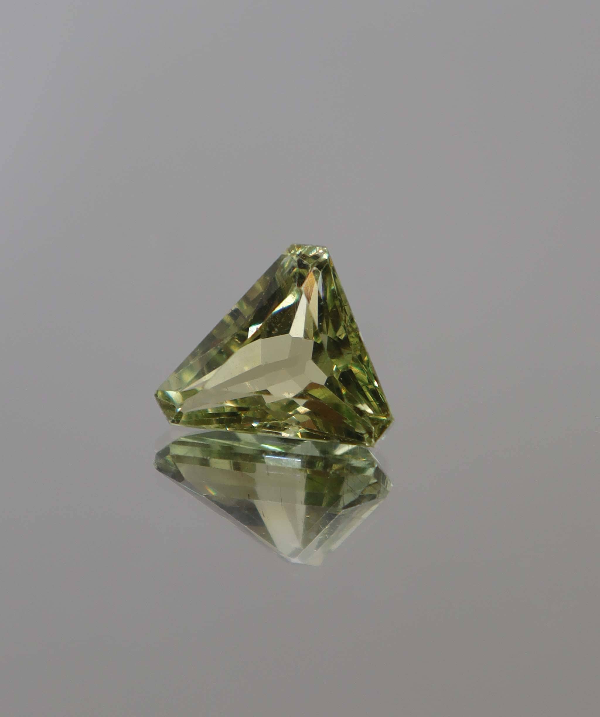 Luxury Promise 5.71ct Green Apatite Trillion DXBCS2414