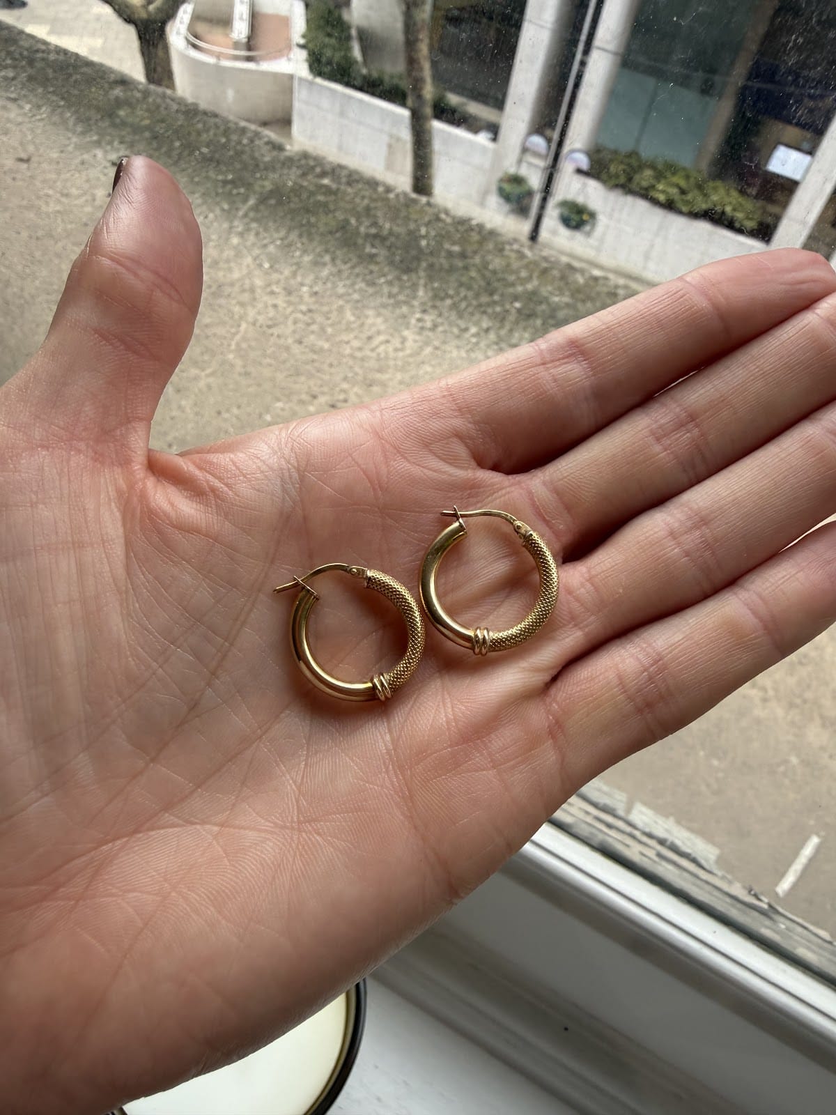 LUXURY PROMISE 9ct vintage gold hoop earring AKC0707