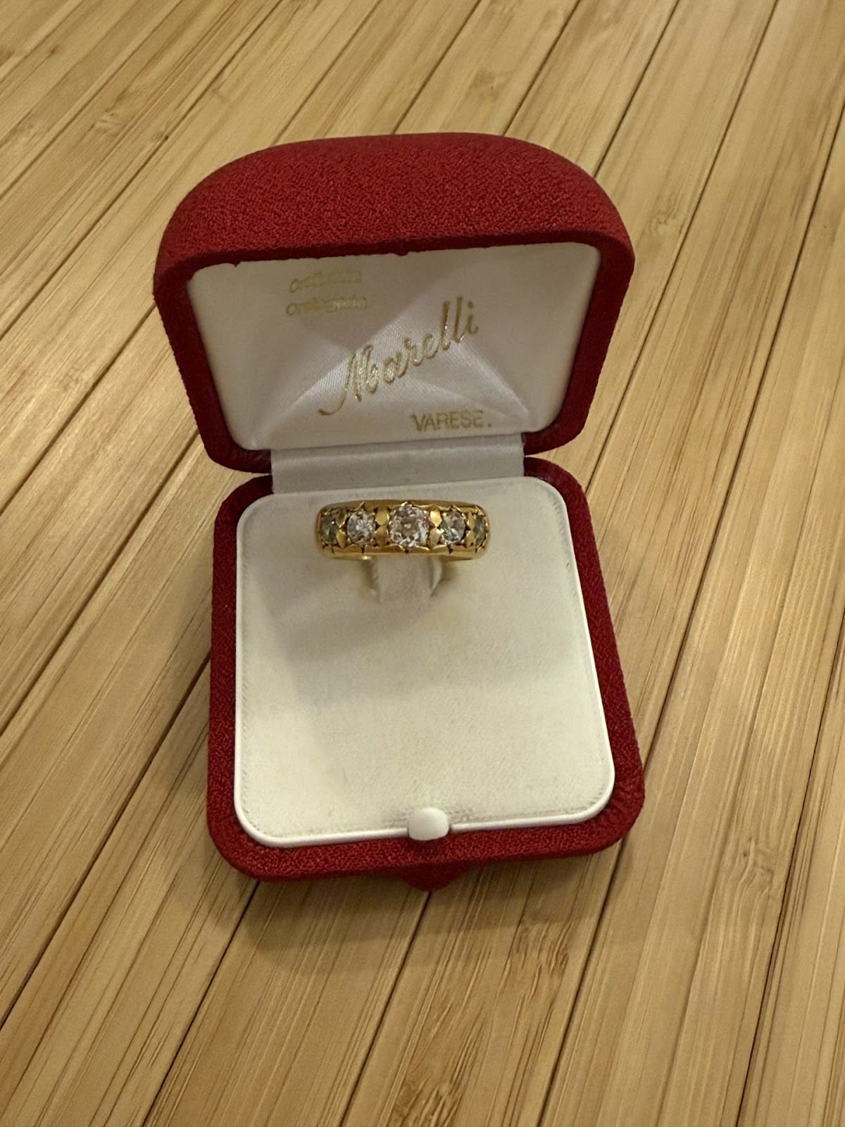 LUXURY PROMISE Antique 22kt YG 5 Stone ring AKC0692