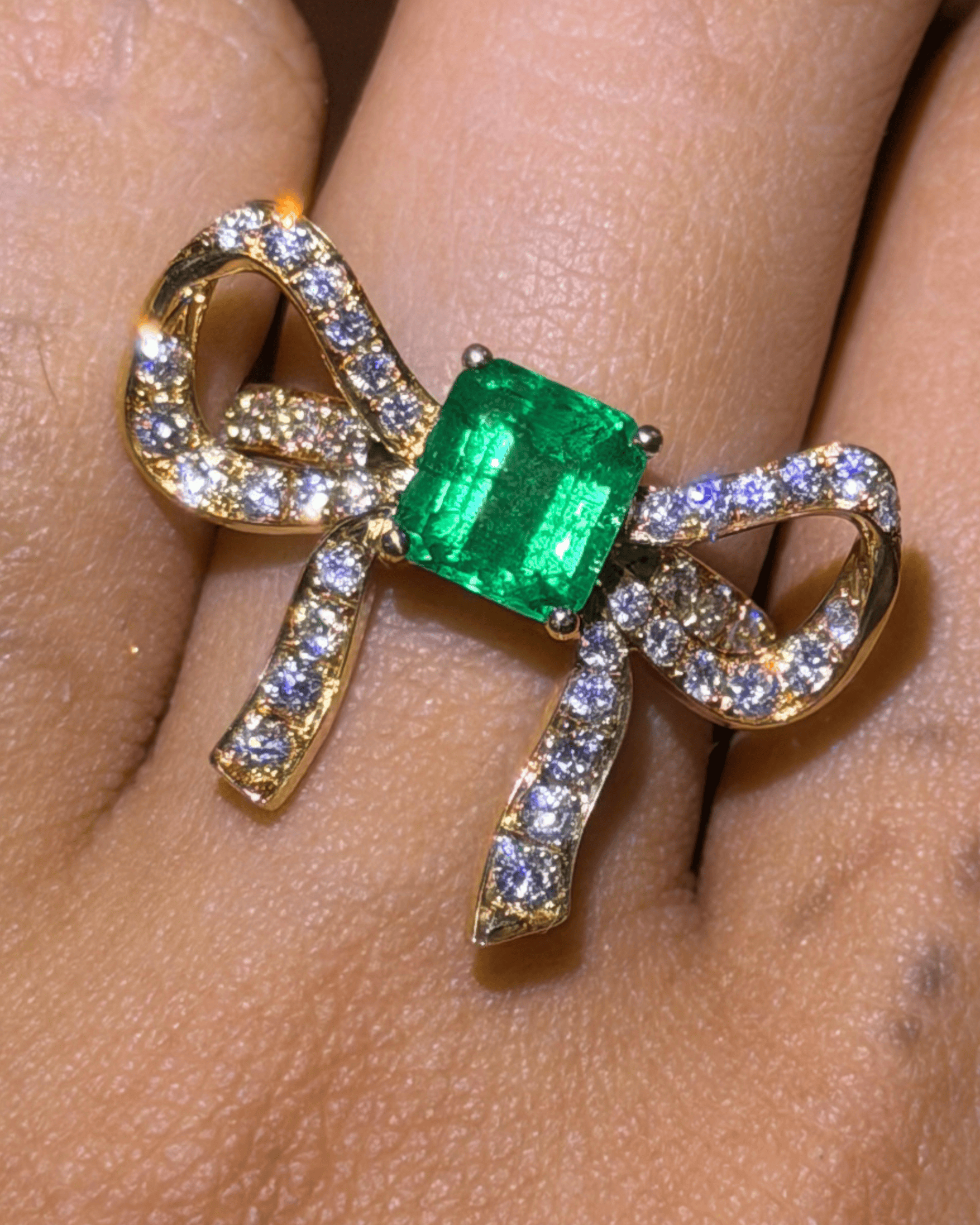 Luxury Promise Emerald and Diamond Bow Ring in 18K / 6.1g, E1.54ct, D1.09ct 5716 JJC0082