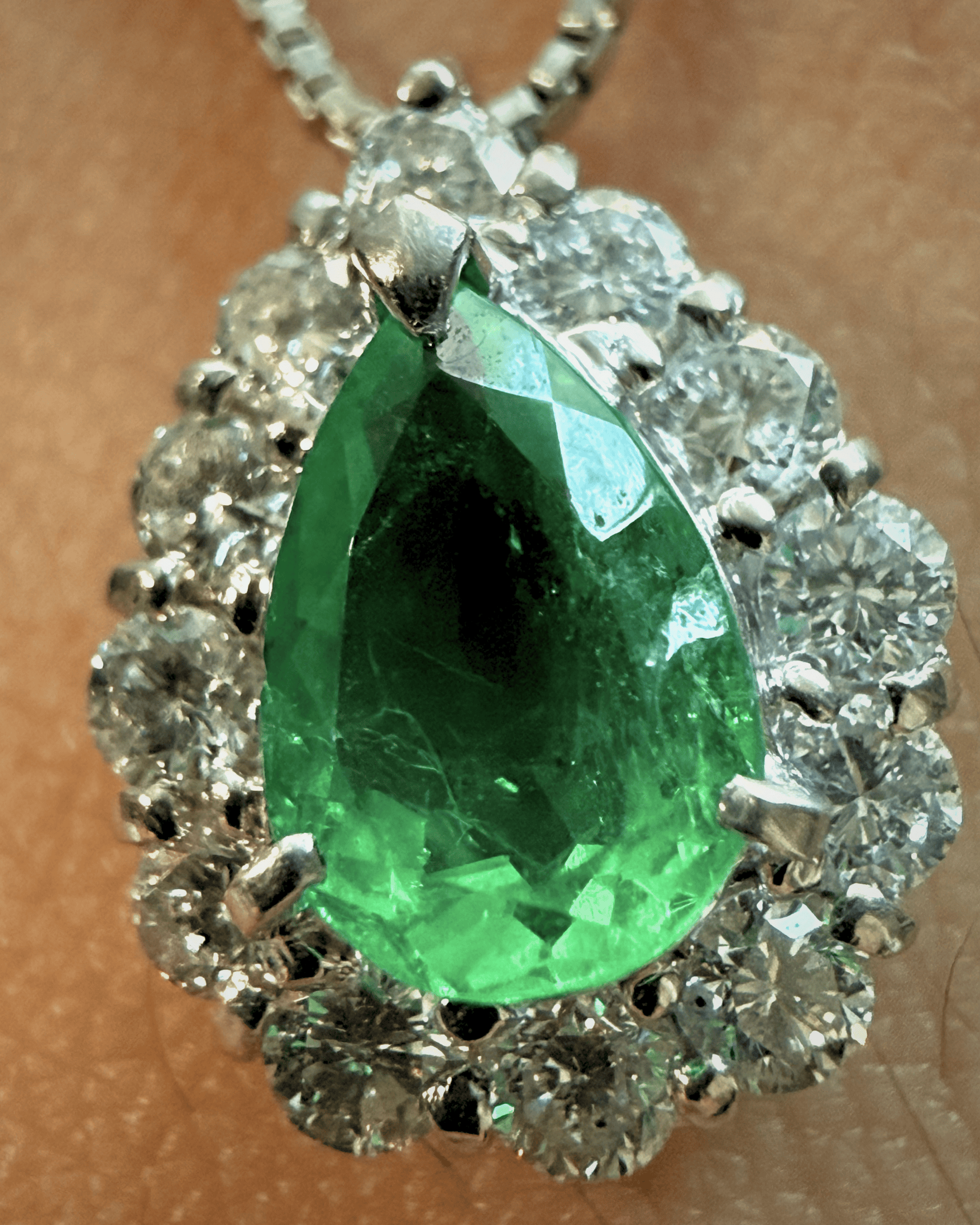 Luxury Promise Emerlad Necklace with Diamond Halo in PT900/850 / 6g, E0.96ct, D0.6ct 8919 JJC0168