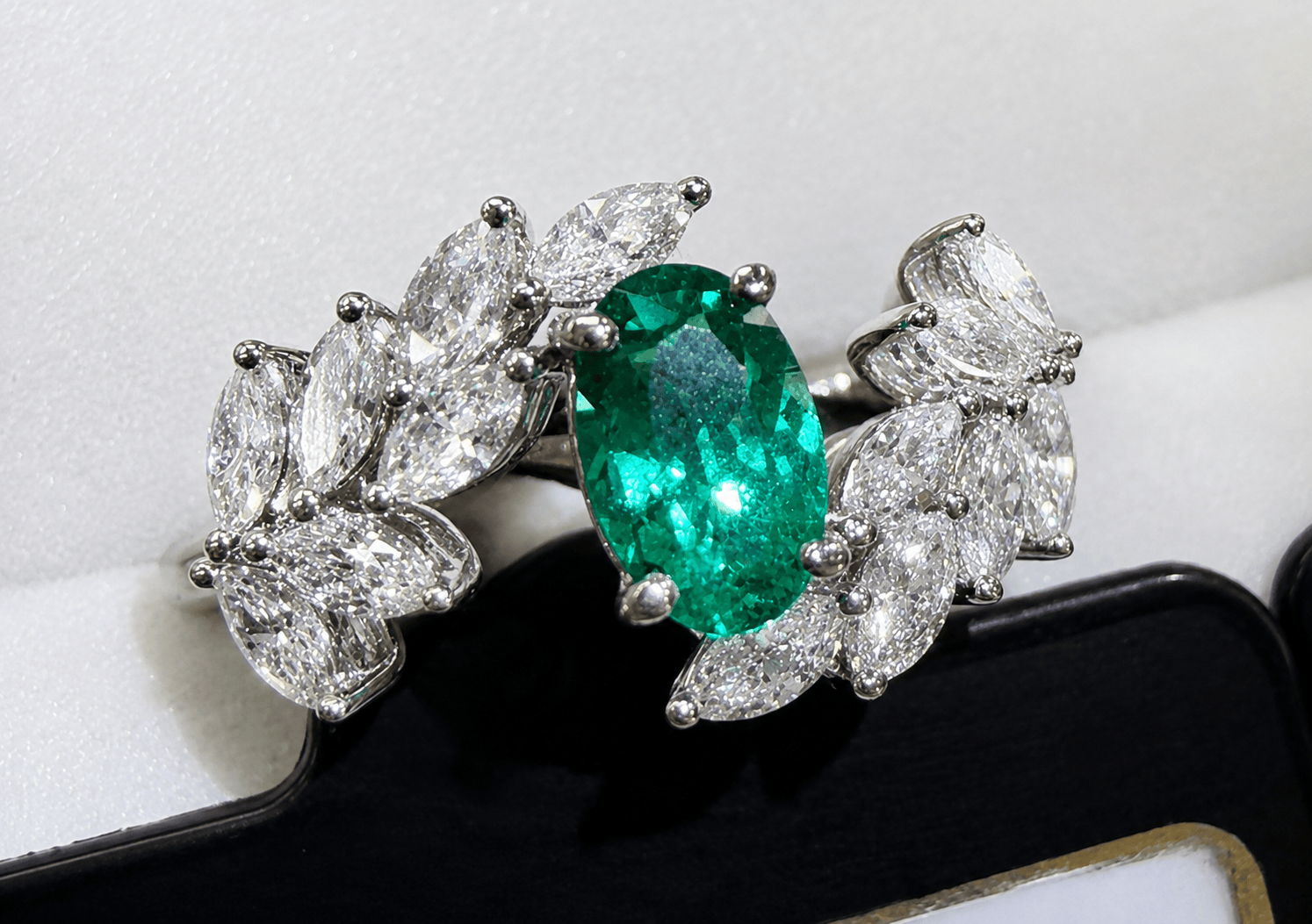 Luxury Promise GIA Brazil 0.44ct Paraiba Tourmaline with D0.53ct in P900 4.8g / J5109 JJC1117