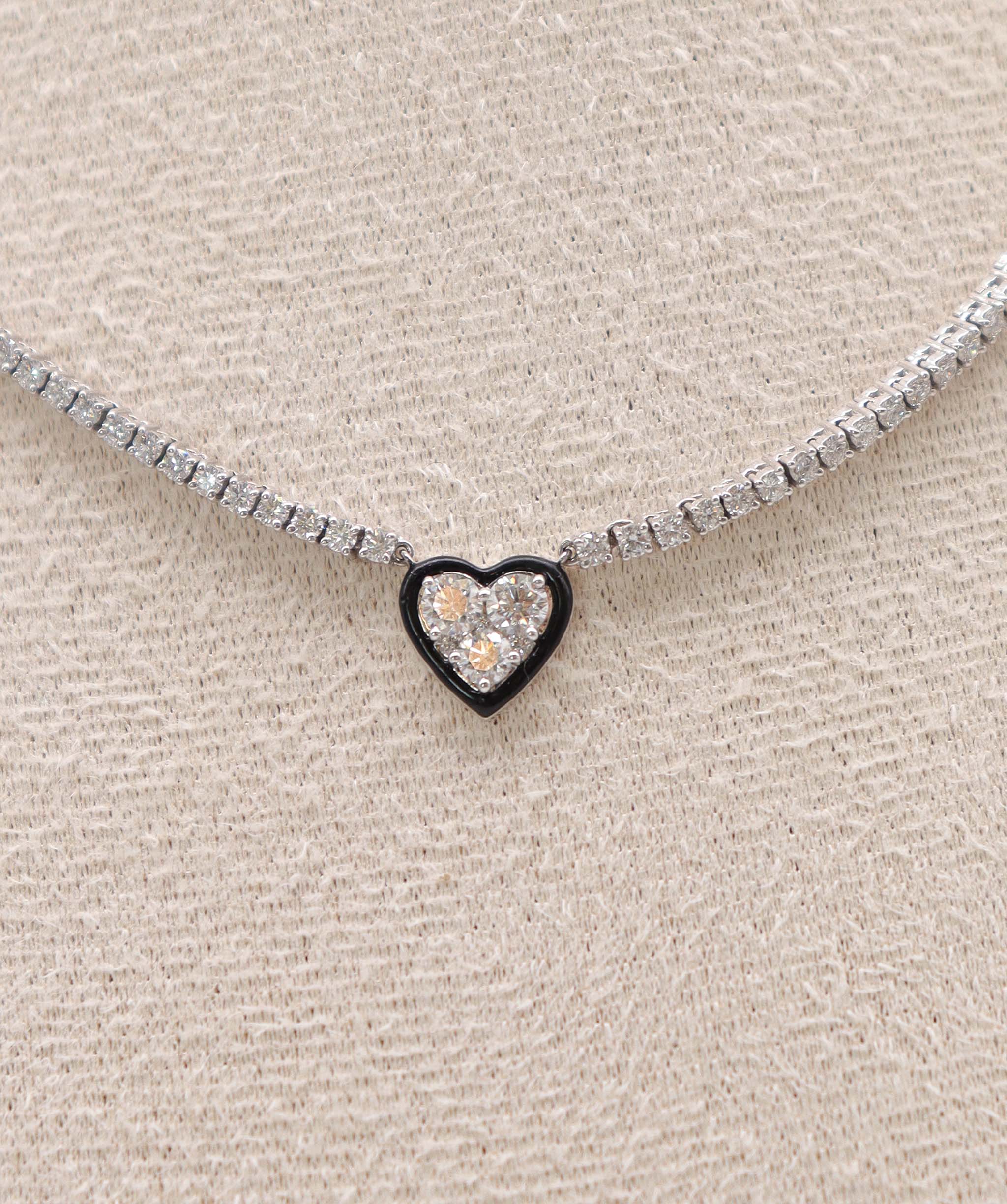 Luxury Promise Necklace Pendant Gold: 11.225 / Diamond: 2.980 P-B94K ASC6649