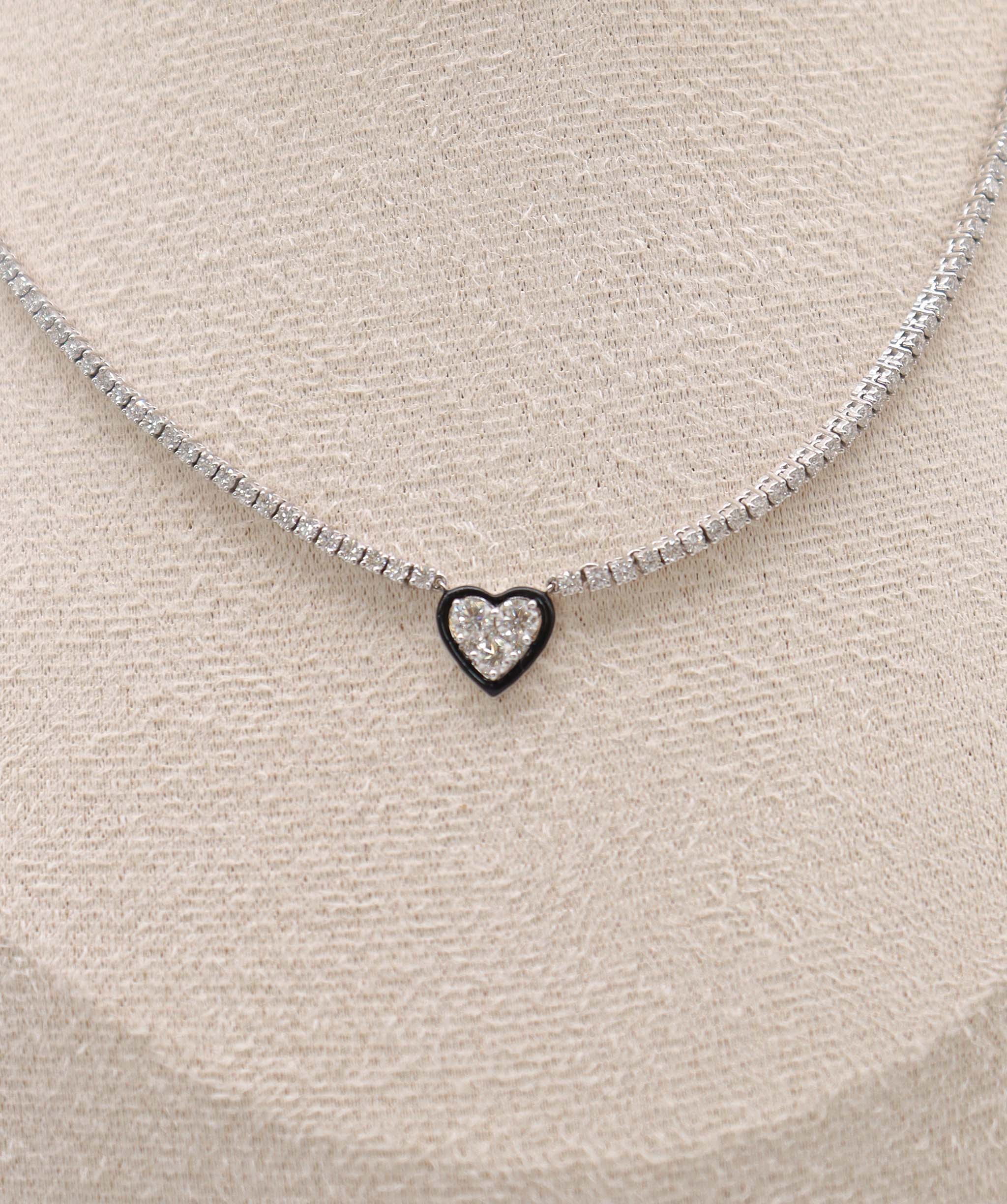 Luxury Promise Necklace Pendant Gold: 11.225 / Diamond: 2.980 P-B94K ASC6649