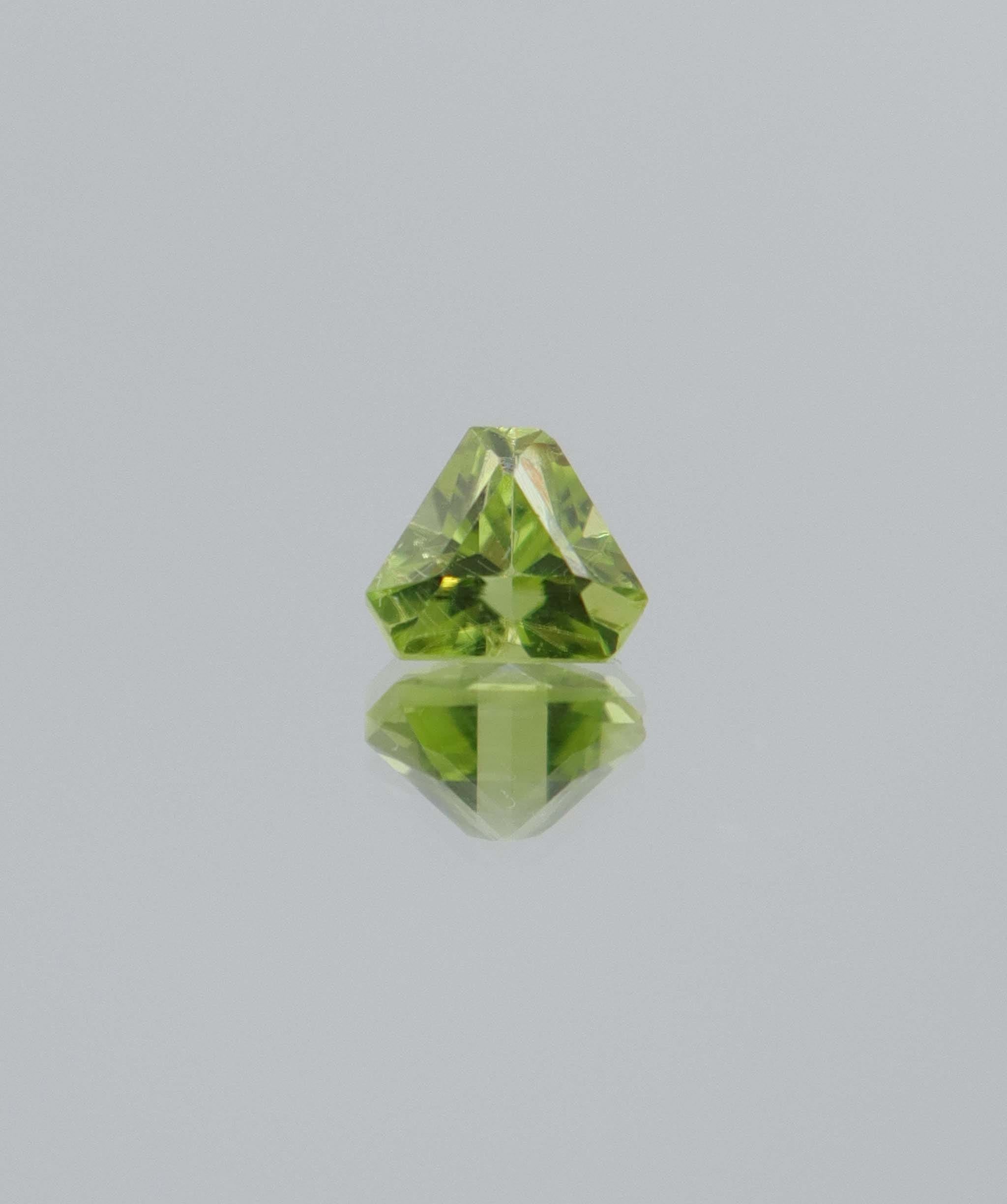 Luxury Promise 1.22ct Peridot Trillion cut DXBCD2091