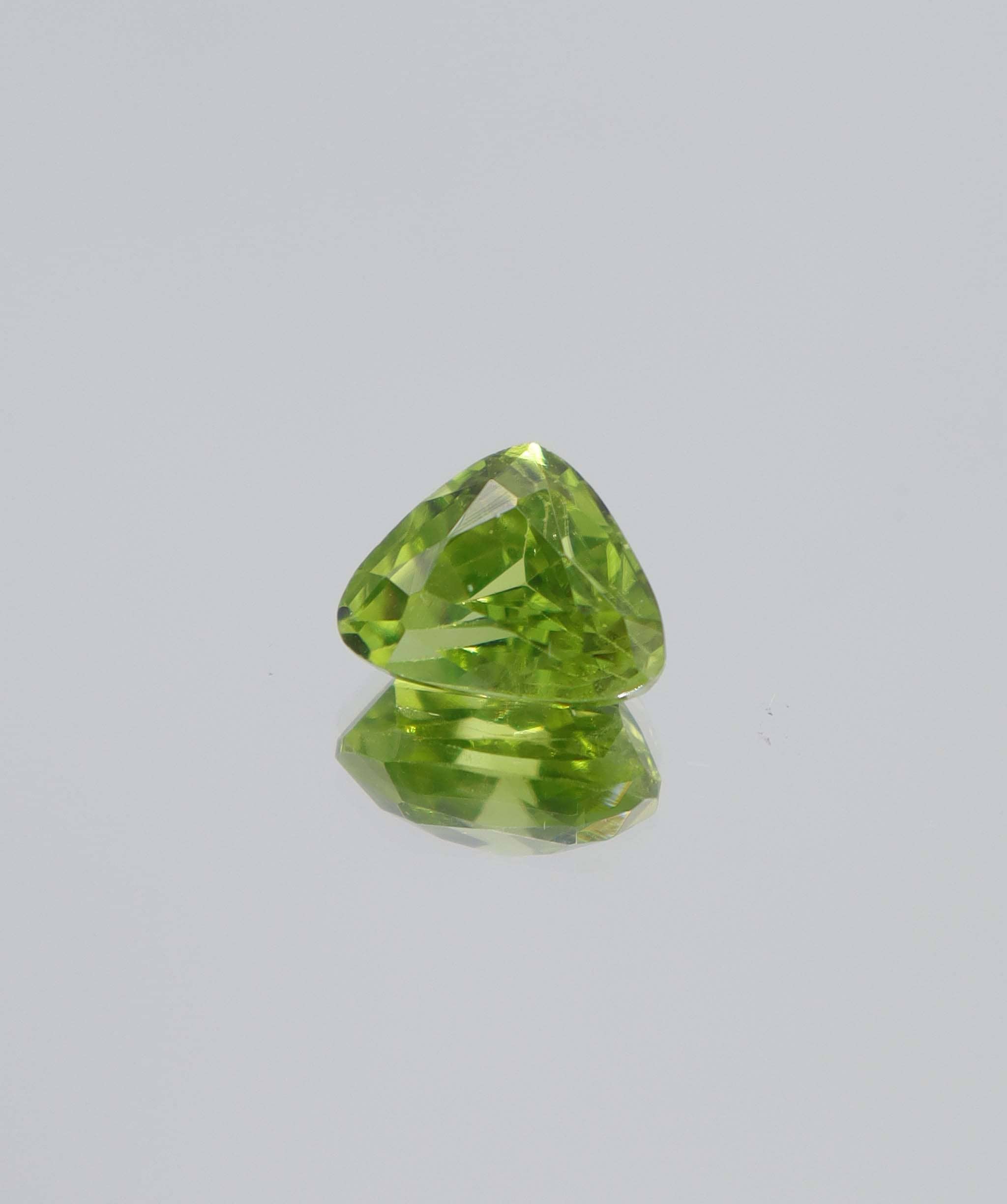 Luxury Promise 3.04ct Peridot Trillion DXBCS5817
