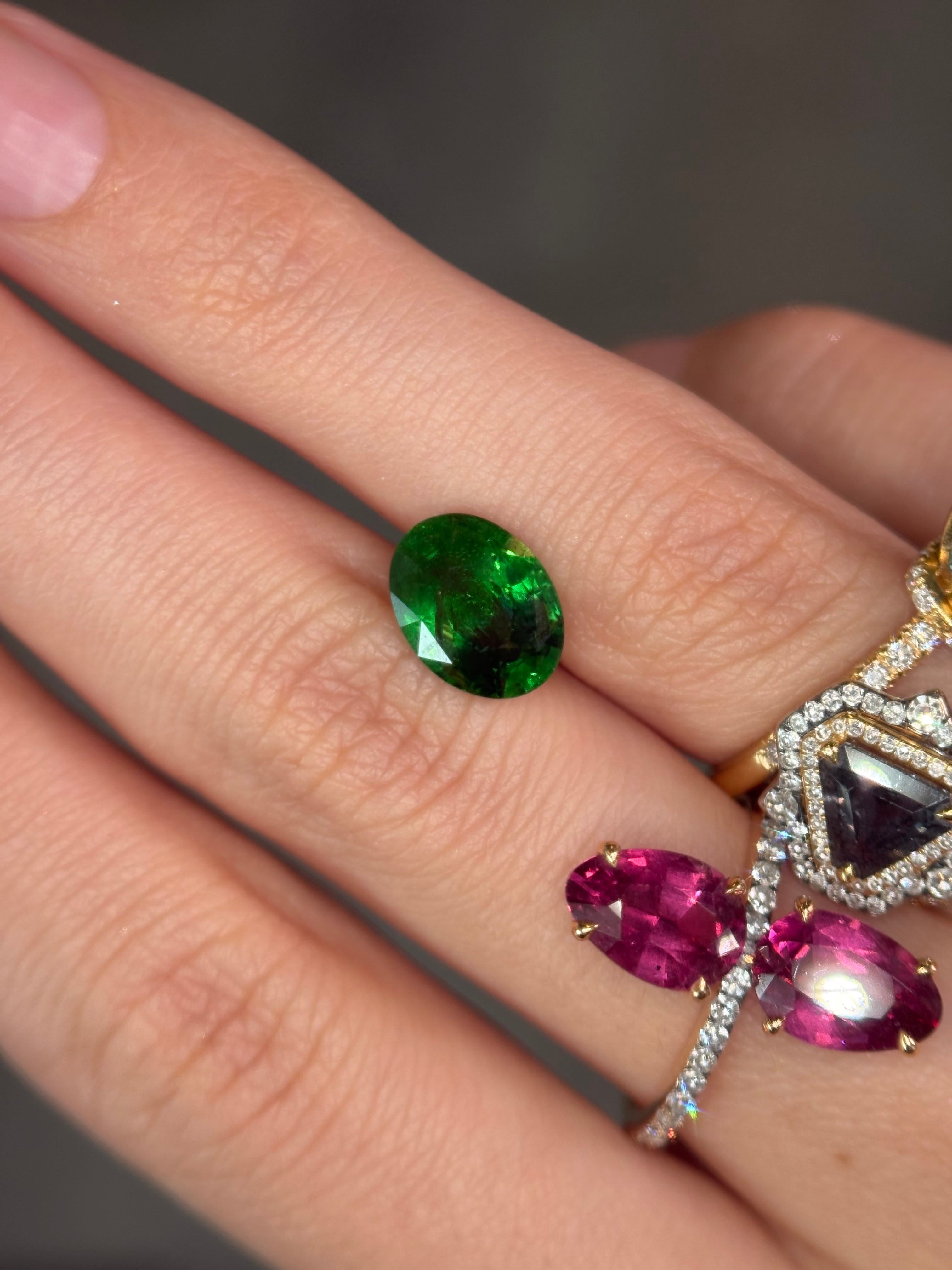 Luxury Promise 3.09ct Tsavorite Oval with Certification DXBCS5932