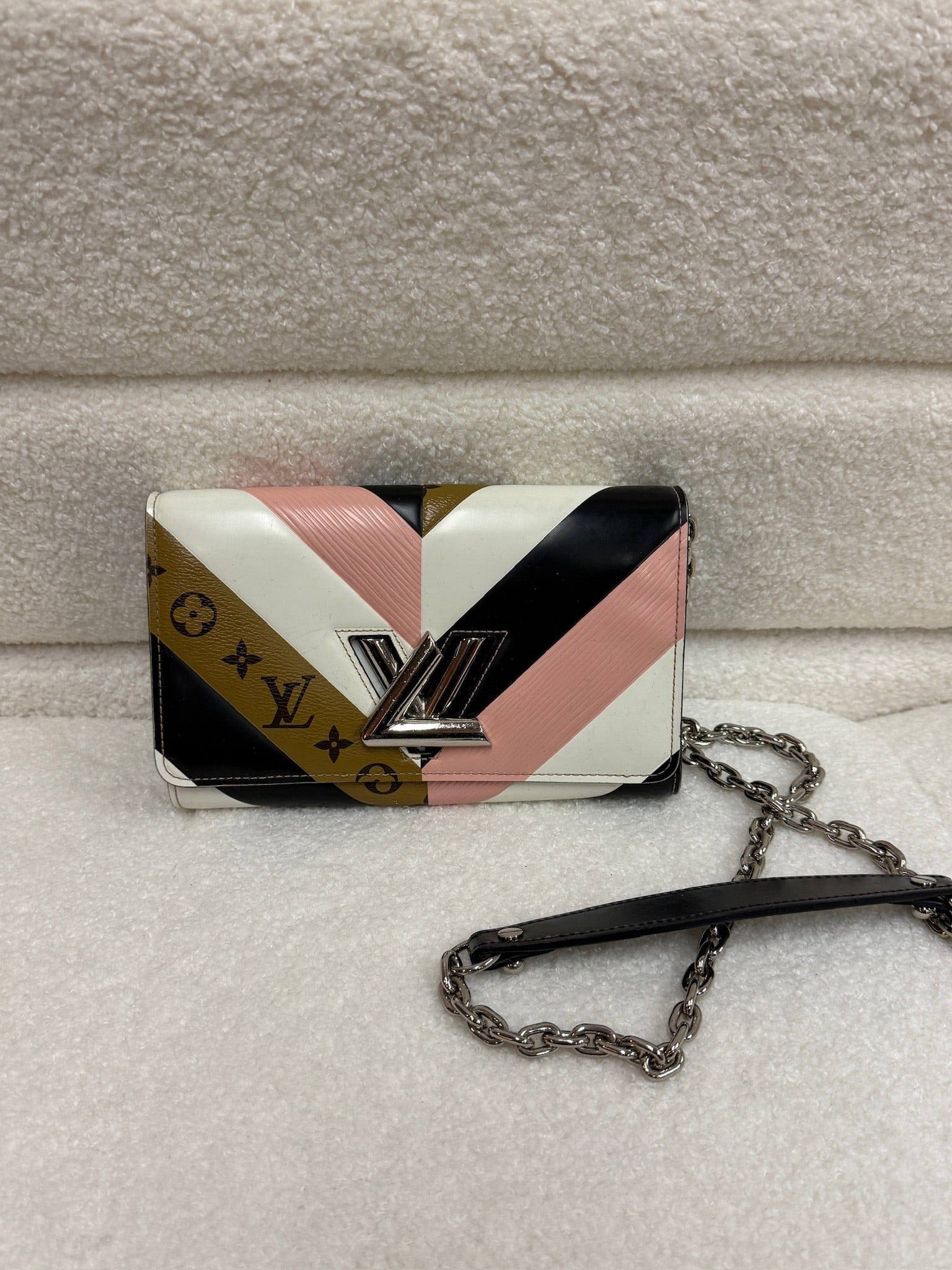 LUXURY PROMISE Louis Vuitton Twist PM Shoulder Bag