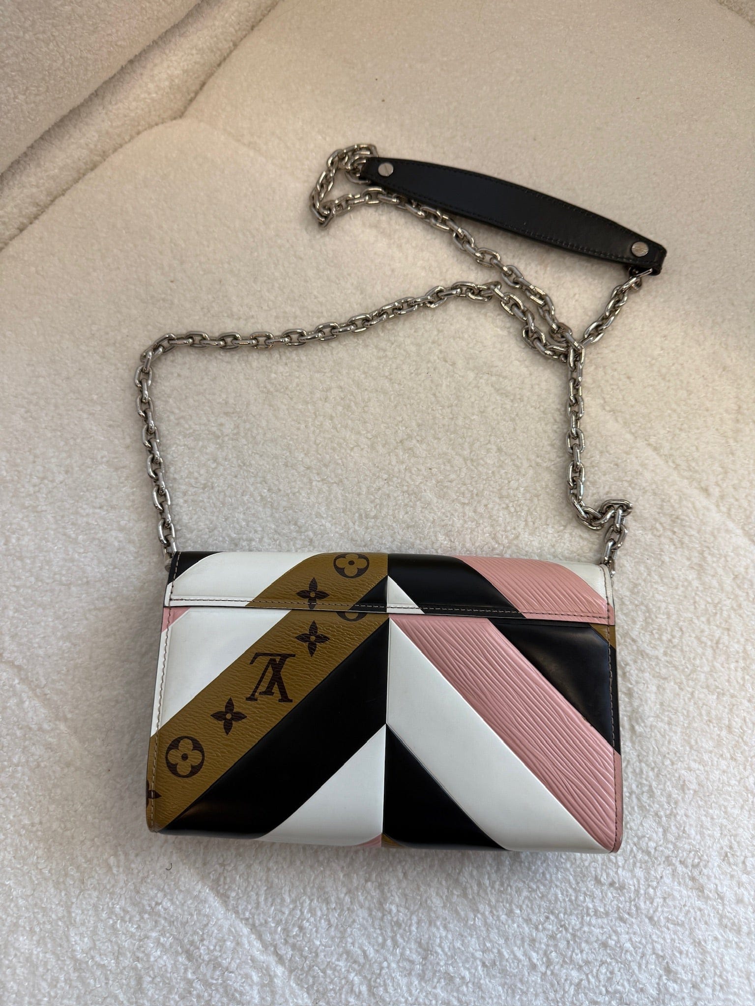 LUXURY PROMISE Louis Vuitton Twist PM Shoulder Bag