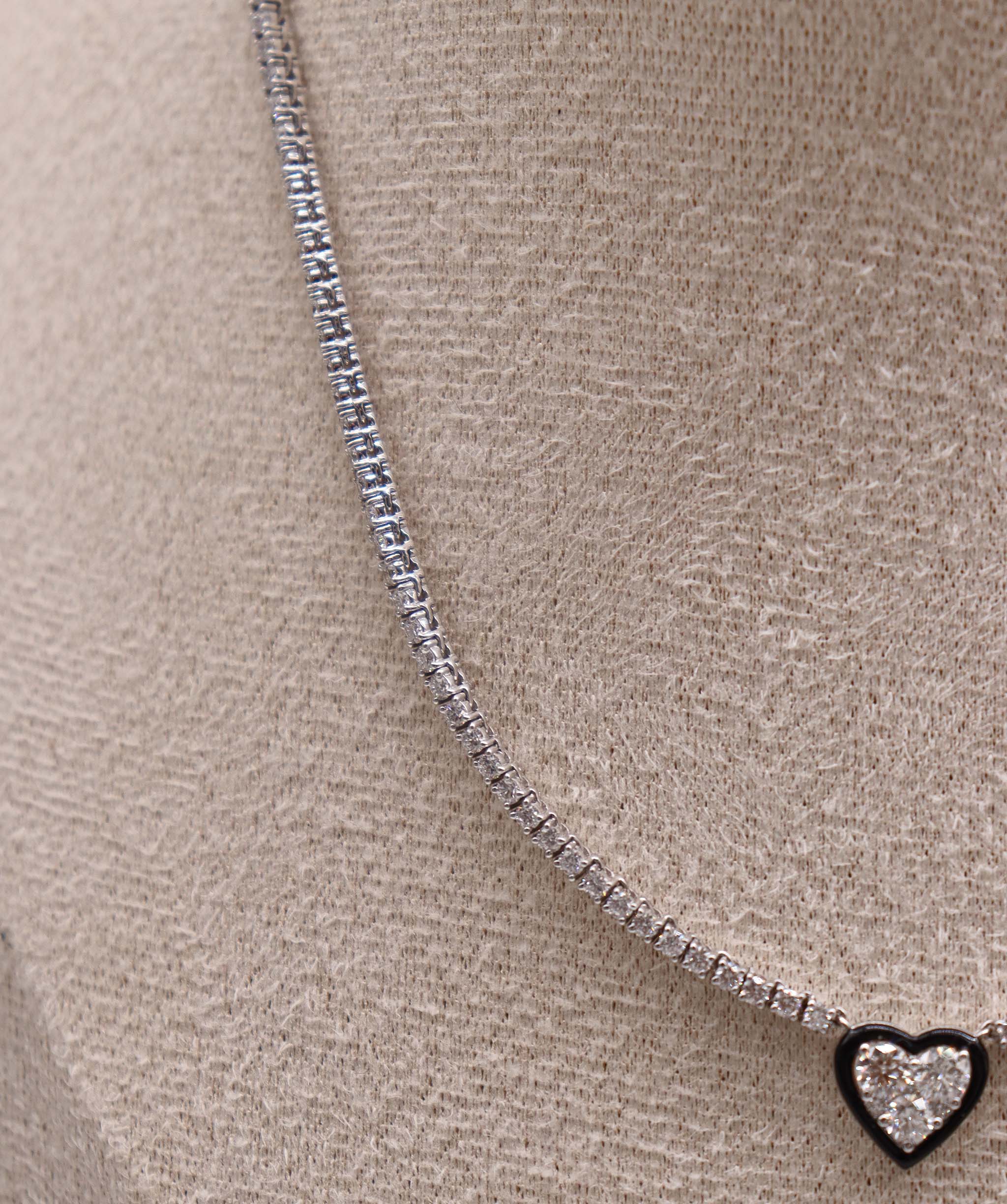 Luxury Promise PENDENT GOLD WT 11.19 DIA WT 2.77