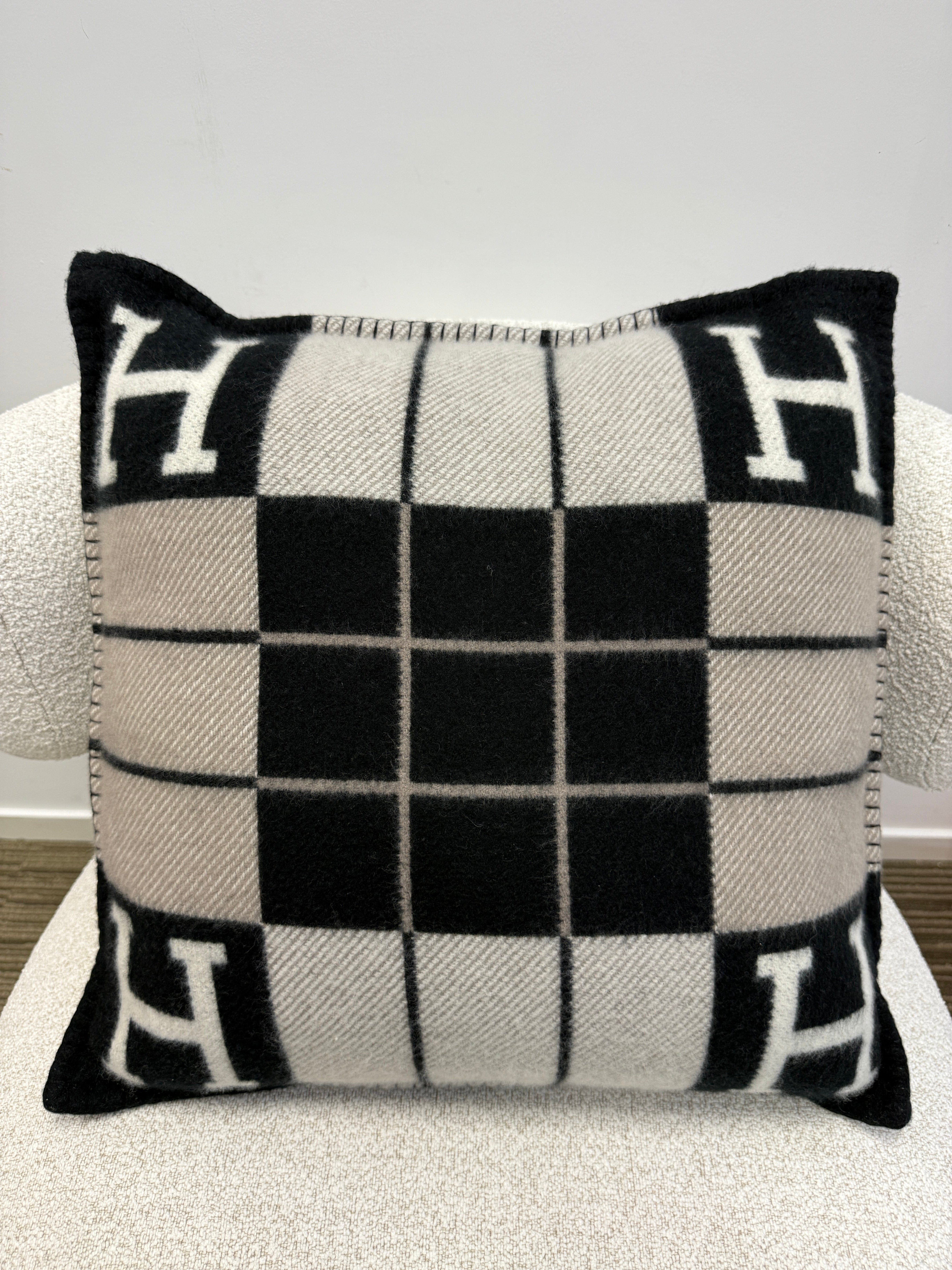 LUXURY PROMISE HERMÈS AVALON III PILLOW Small Model in Ecru & Black