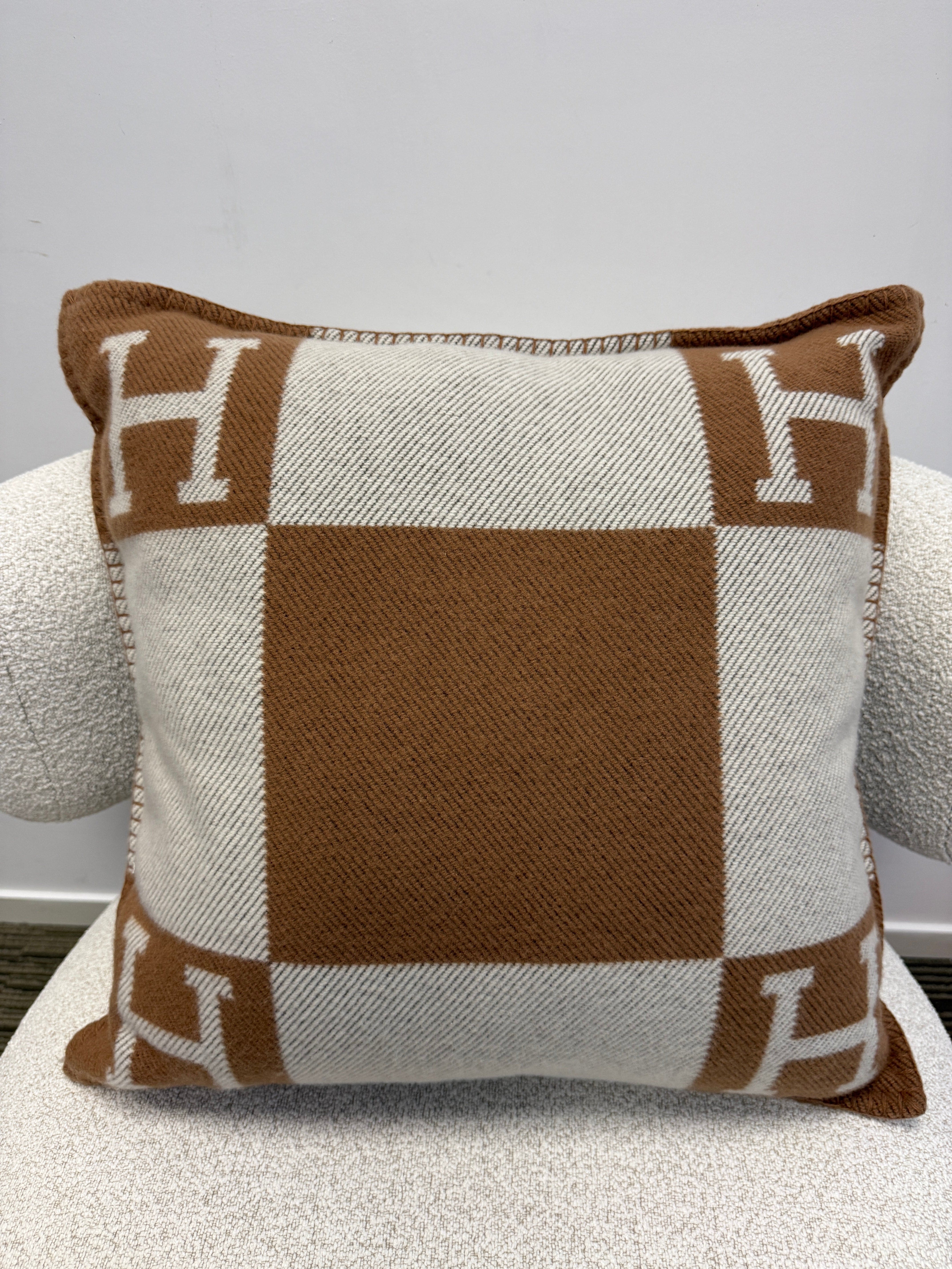 LUXURY PROMISE HERMÈS AVALON PILLOW Small Model in Camel & Ecru