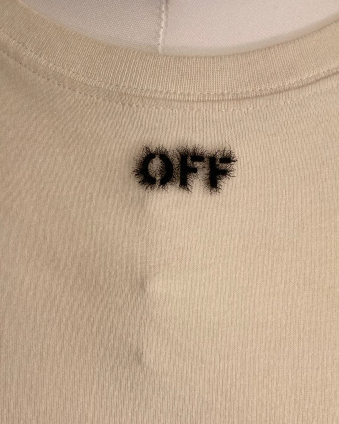 LUXURY PROMISE Cream Off White Logo T-shirt, S