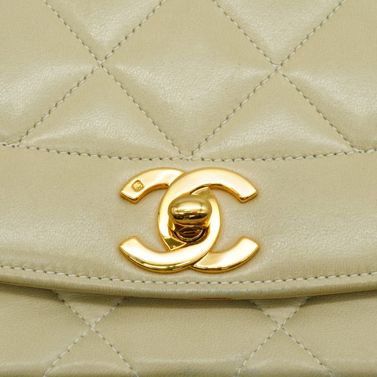 LUXURY PROMISE VINTAGE CHANEL DIANA MEDIUM CHAIN SHOULDER BAG BEIGE LAMB SKIN GOLD HARDWARE 90341864