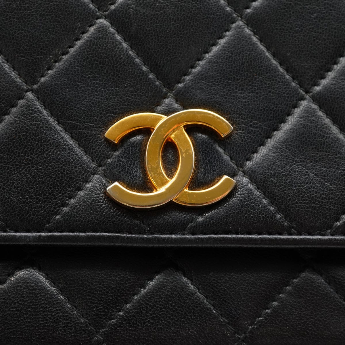 LUXURY PROMISE VINTAGE CHANEL MATELASSE HAND BAG BLACK LAMB SKIN GOLD HARDWARE 90340138